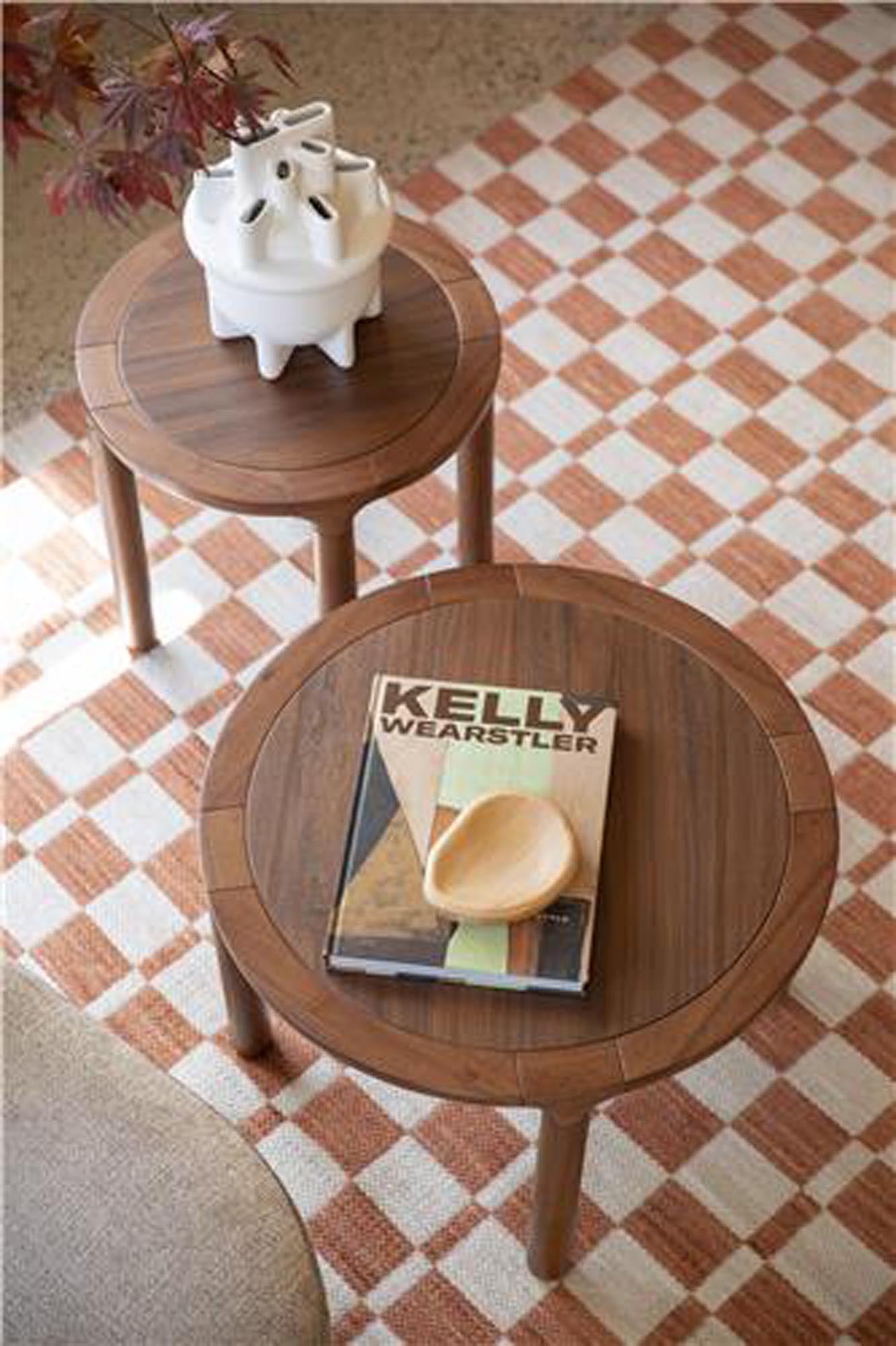 Eleganter Coffee Tisch Storm von Zuiver aus robustem Eschenholz. Ideal als Beistelltisch für jeden Raum, vereint Funktionalität und modernes Design.