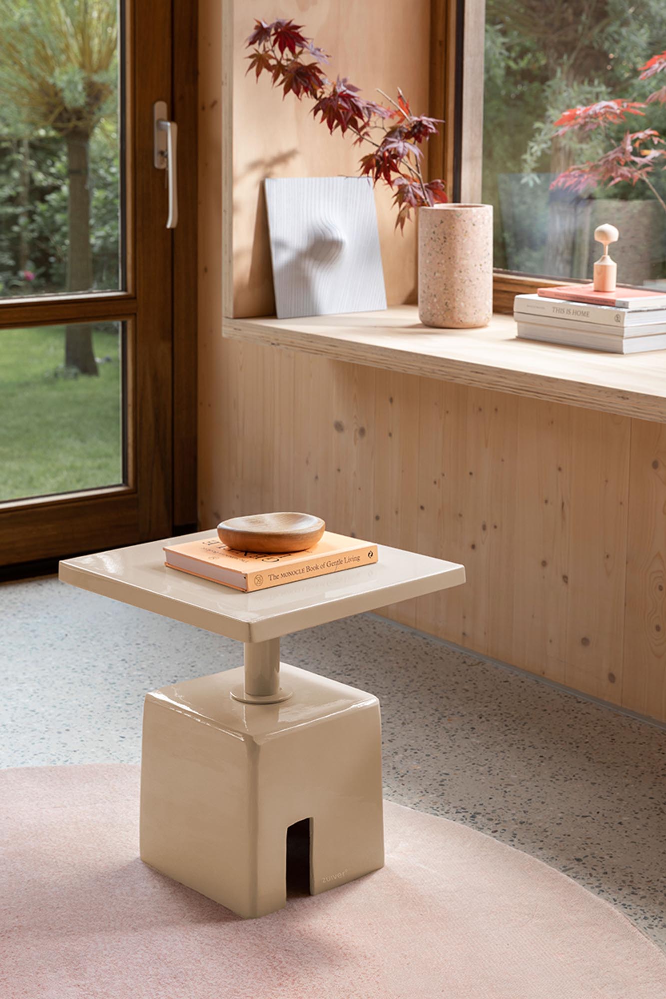 Entdecken Sie den Beistelltisch Chubby von Zuiver: Stilvolles, robustes Design aus pulverbeschichtetem Eisen, ideal für jeden Raum.