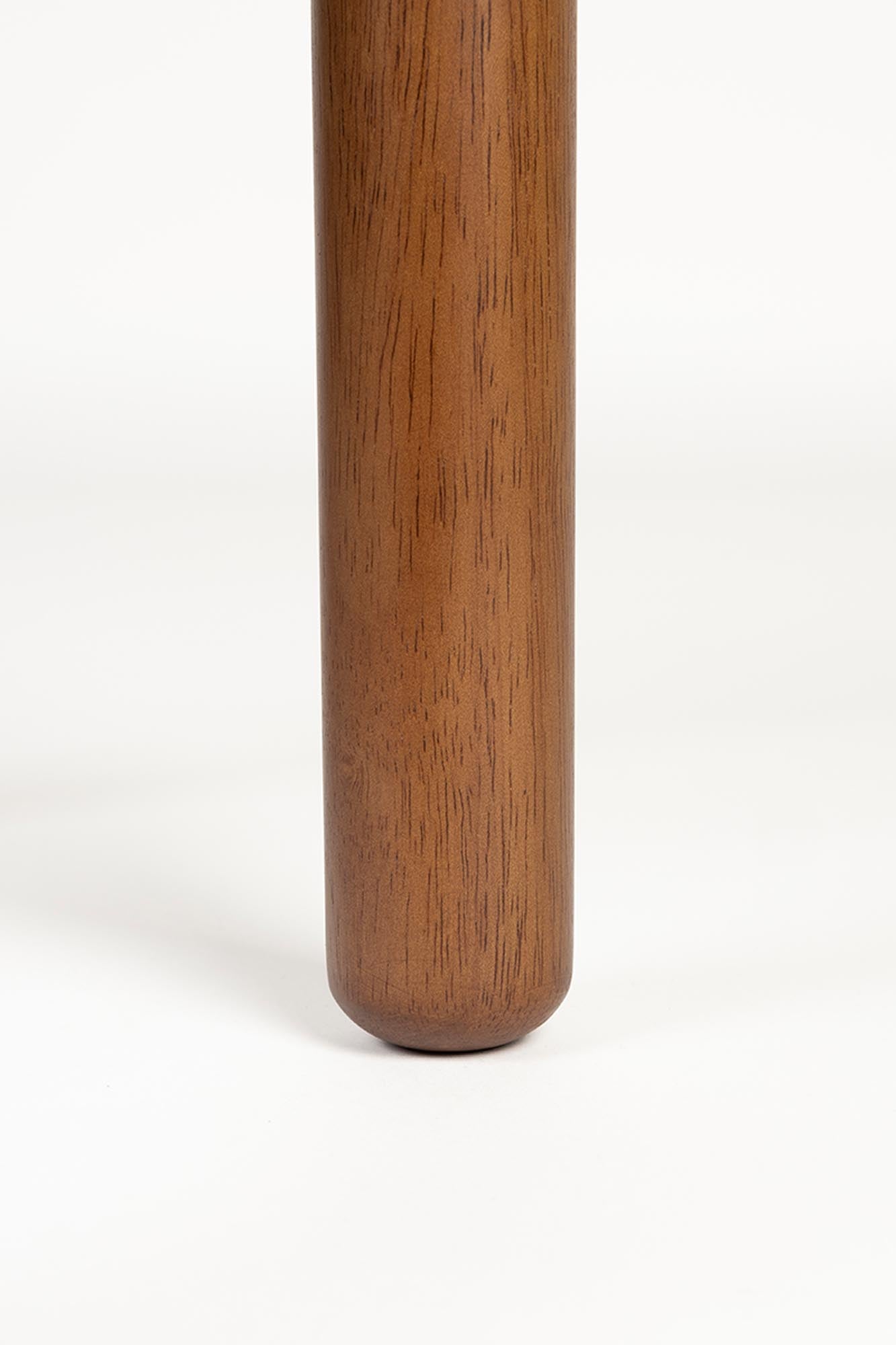 Der Beistelltisch Storm von Zuiver vereint skandinavisches Design und natürliche Materialien. Perfekt für jeden Raum, bringt er Eleganz und Funktionalität.