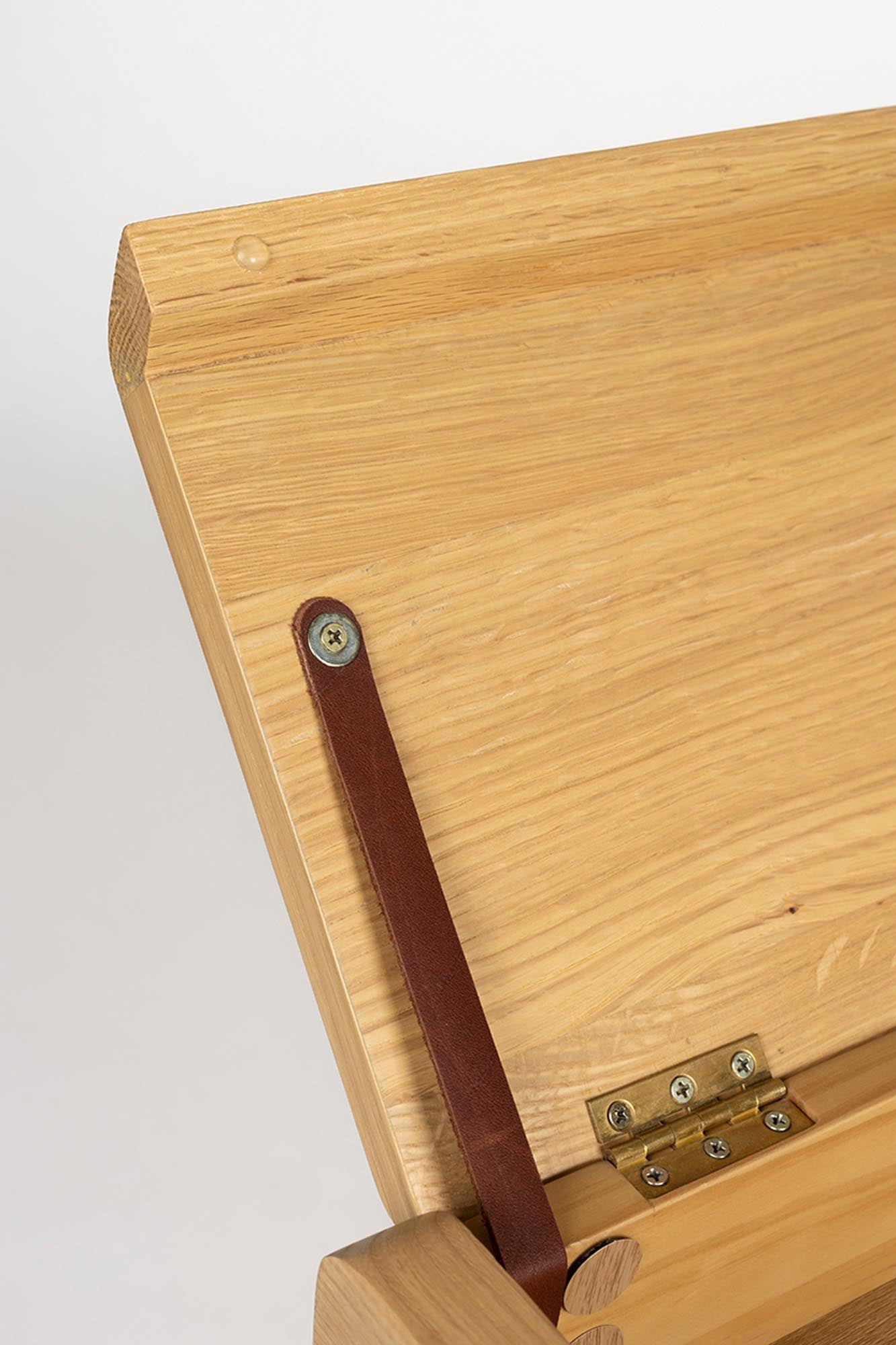 Entdecken Sie den Schreibtisch Kaat von Zuiver: Einzigartiges Design, robuste Materialien und stilvolle Funktionalität für Ihr Arbeitszimmer.