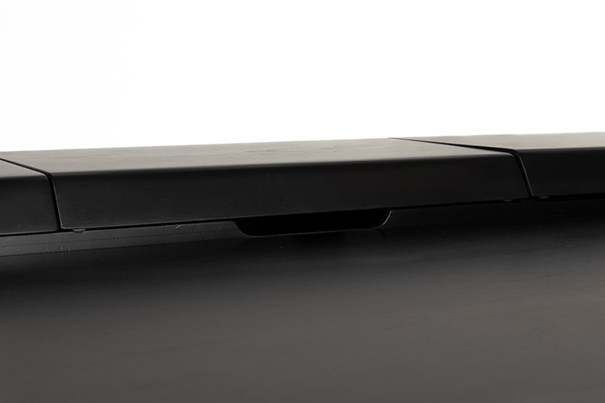 Moderner Schreibtisch Kaat von Zuiver: Eichen- und Eschenholz, zeitloses Design, funktionale Eleganz, einzigartig und langlebig.