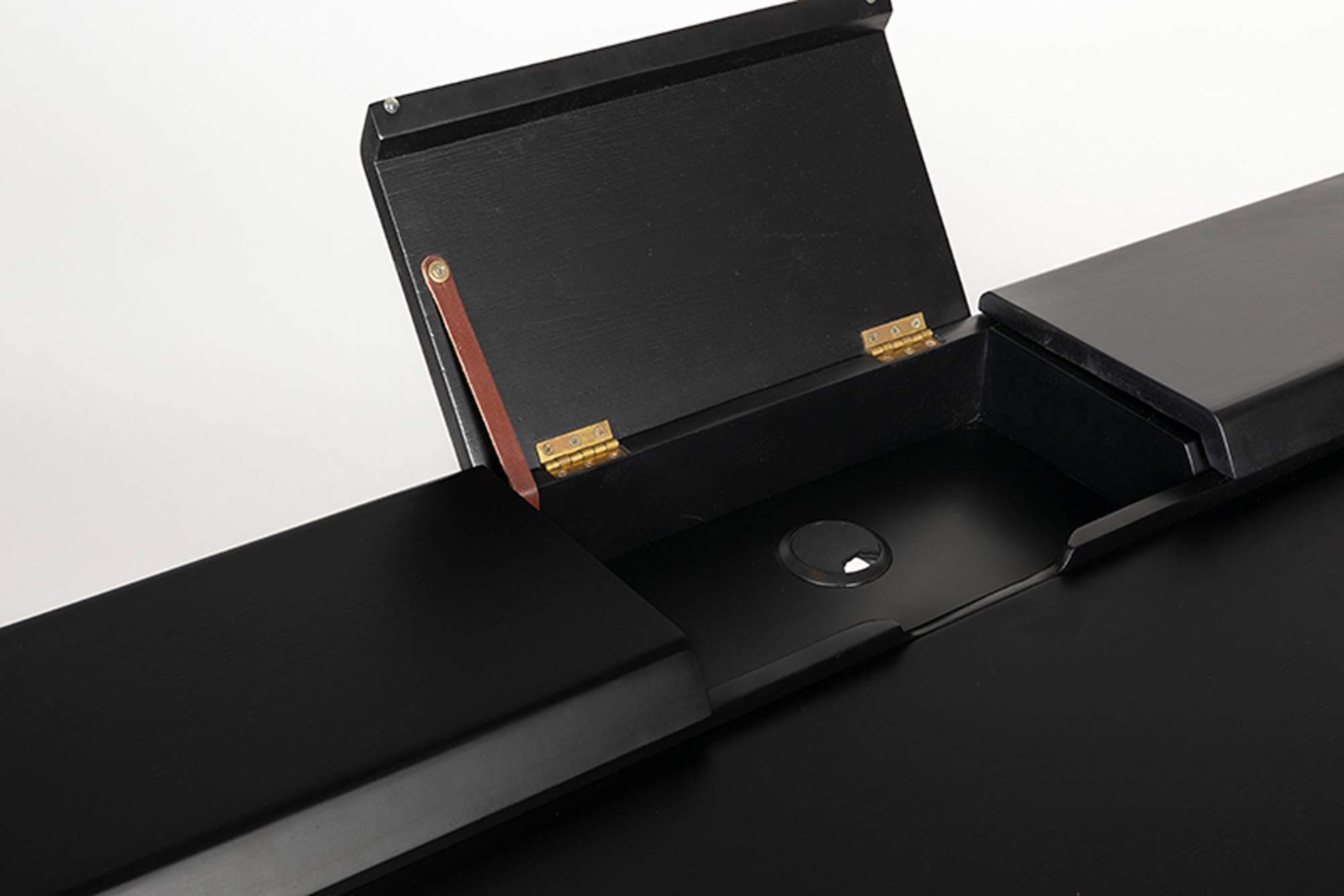 Entdecken Sie den Schreibtisch Kaat von Zuiver: Hochwertige Materialien, minimalistisches Design und einzigartige Maserung für Ihr Home Office.