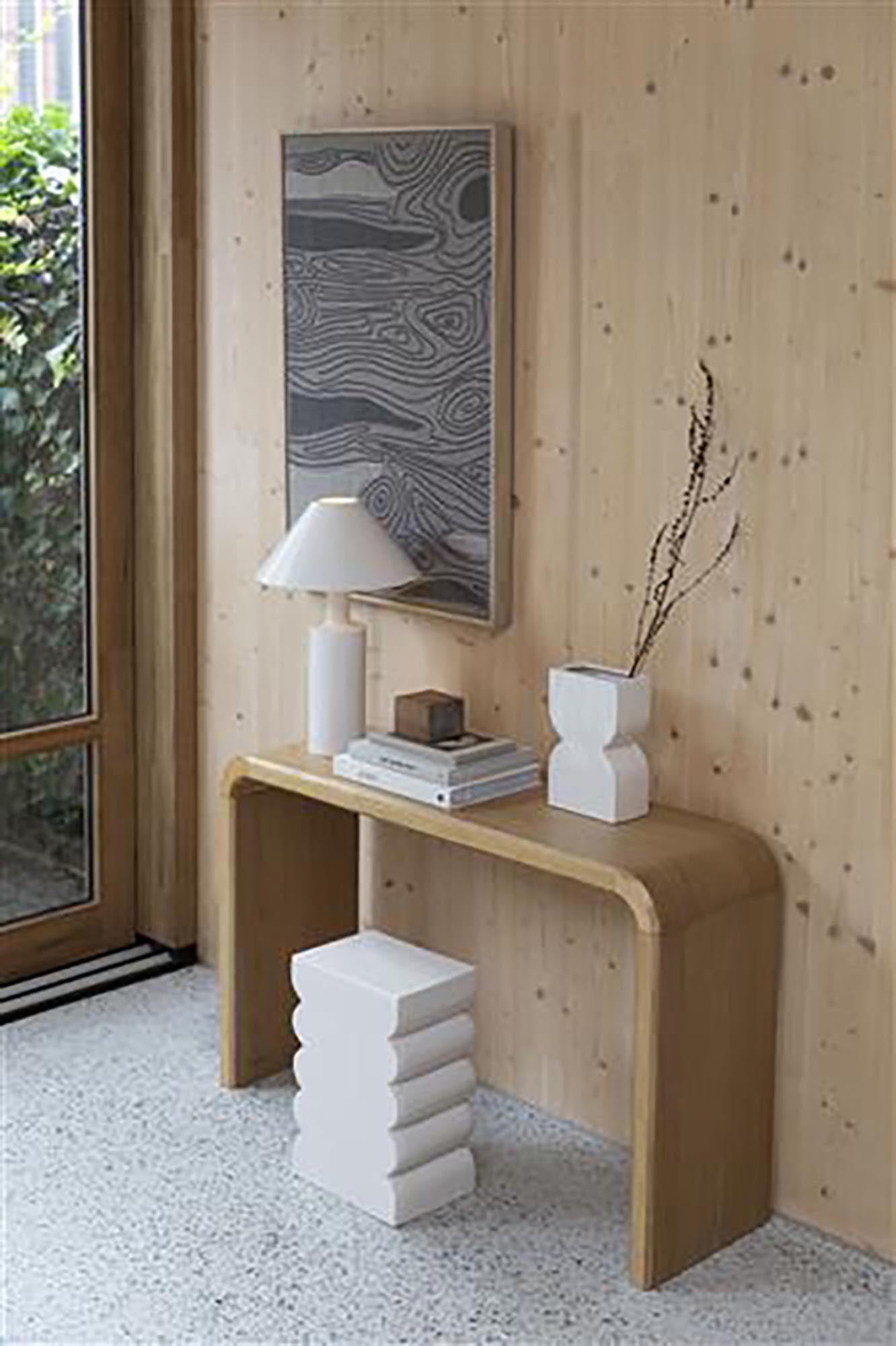 Elegante Brave Konsole von Zuiver: Hochwertiges MDF mit Eichenfurnier, ideal als Ablage oder Schreibtisch, harmoniert mit jedem Einrichtungsstil.