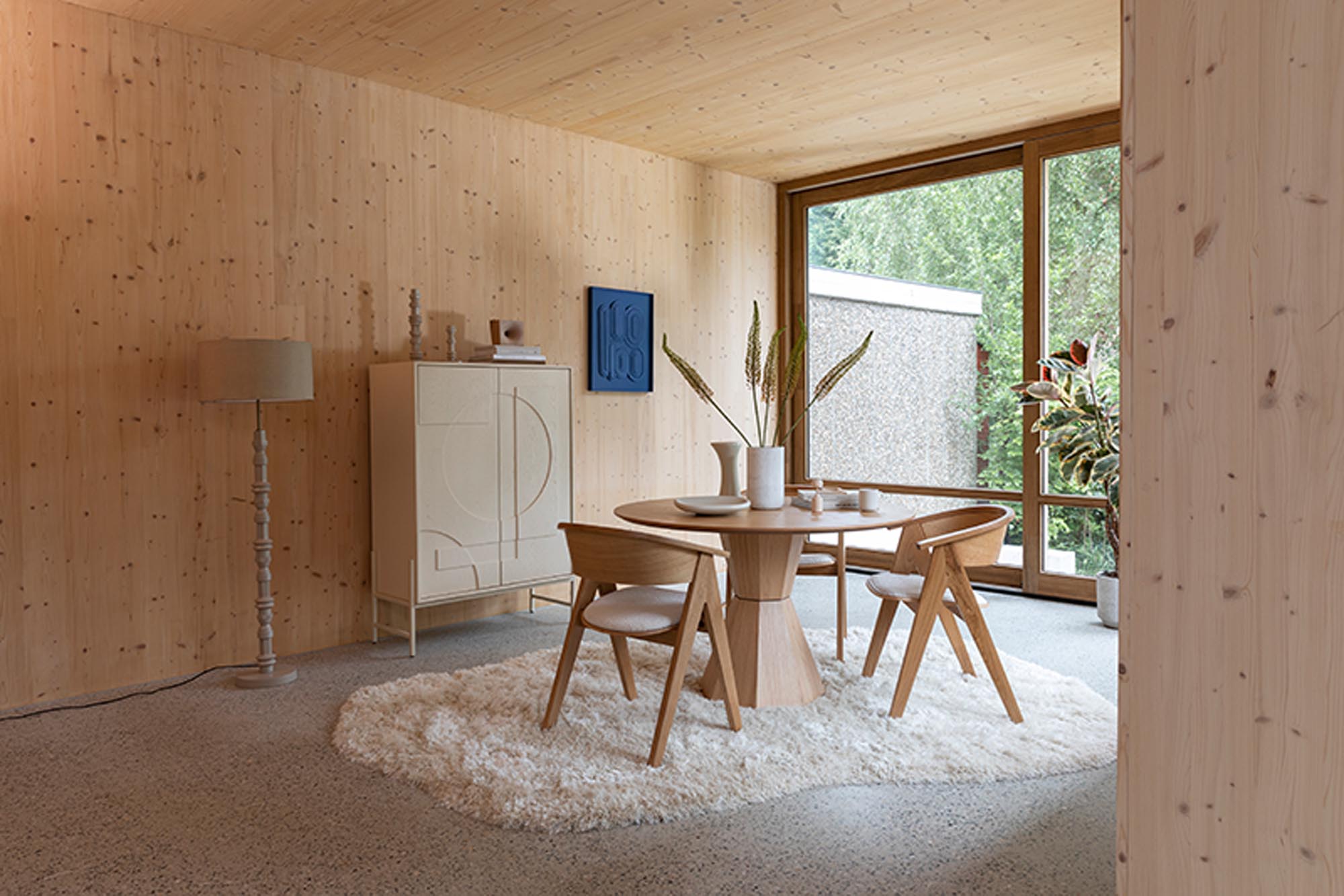 Elegantes Cabinet Faces von Zuiver: Hochwertige Eiche, moderne Metallakzente und großzügiger Stauraum für Ihr Zuhause.