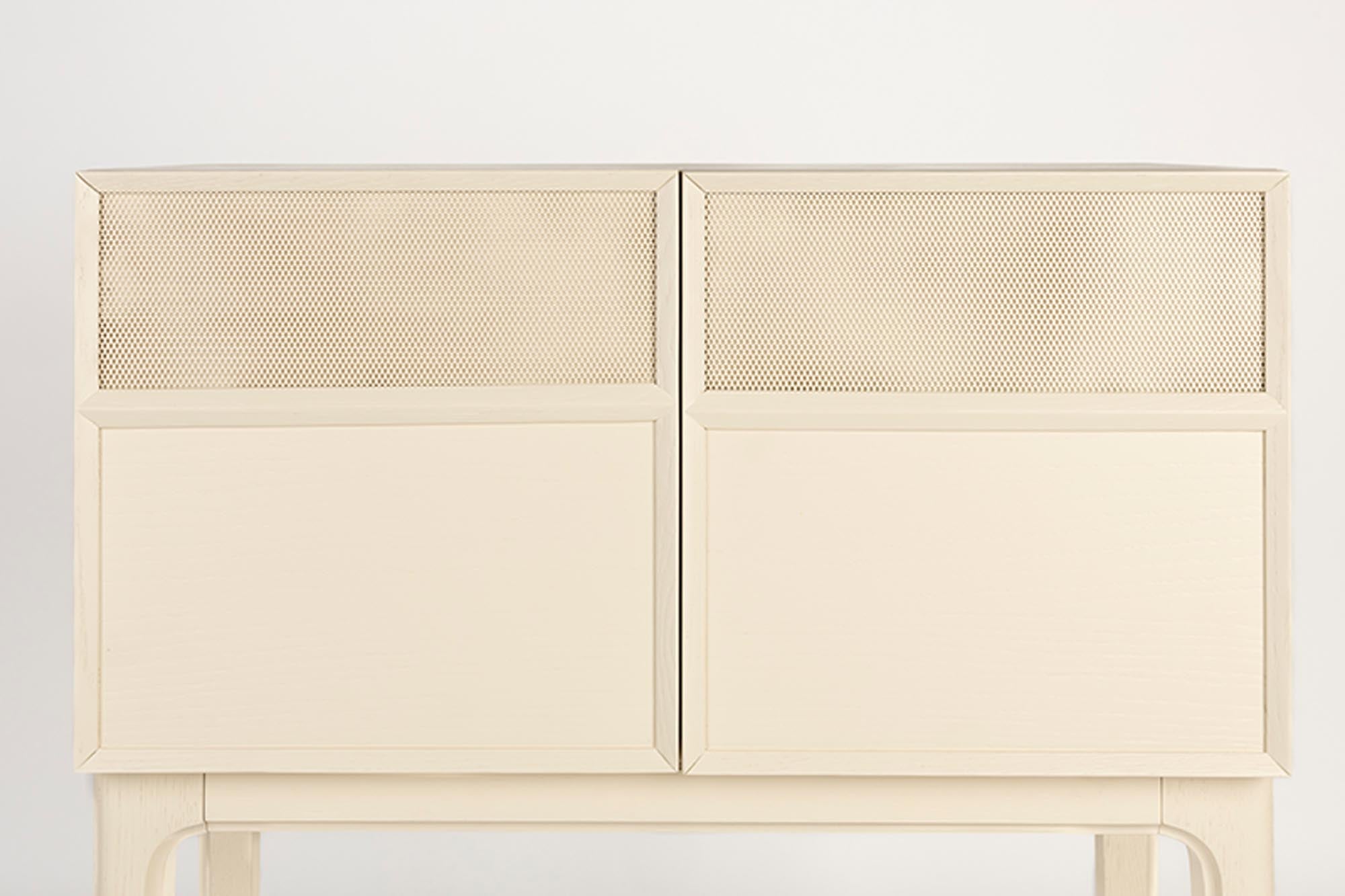 Cabinet June von Zuiver: Stilvolles Eichenholz mit modernem Touch.