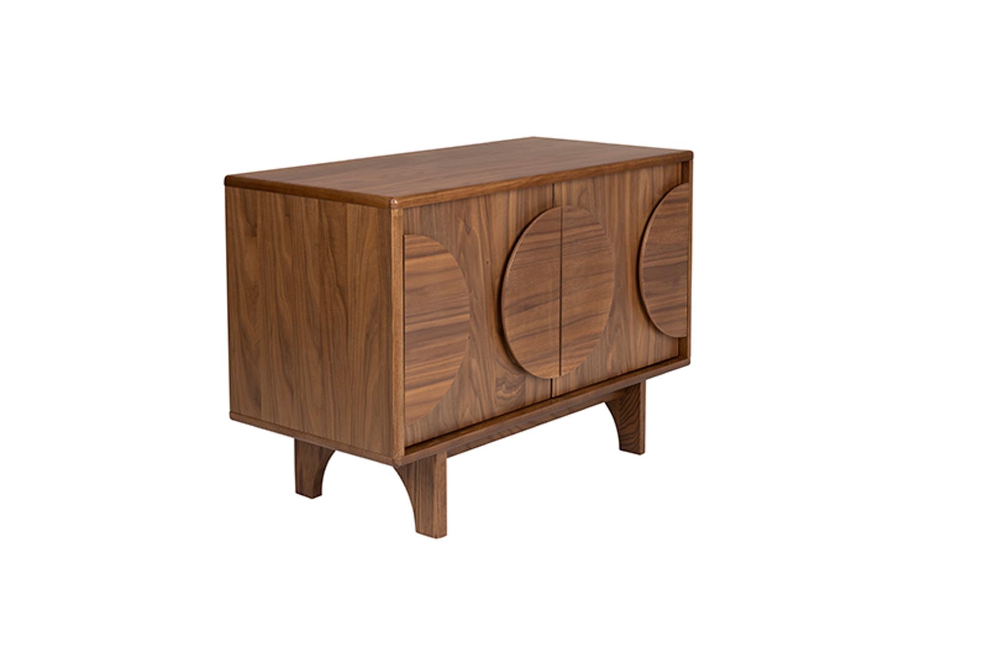 Elegantes Sideboard Groove von Zuiver mit 2 Türen, edlem Walnussfurnier und stabilen Eschenbeinen. Ideal für Wohnzimmer und Essbereich.