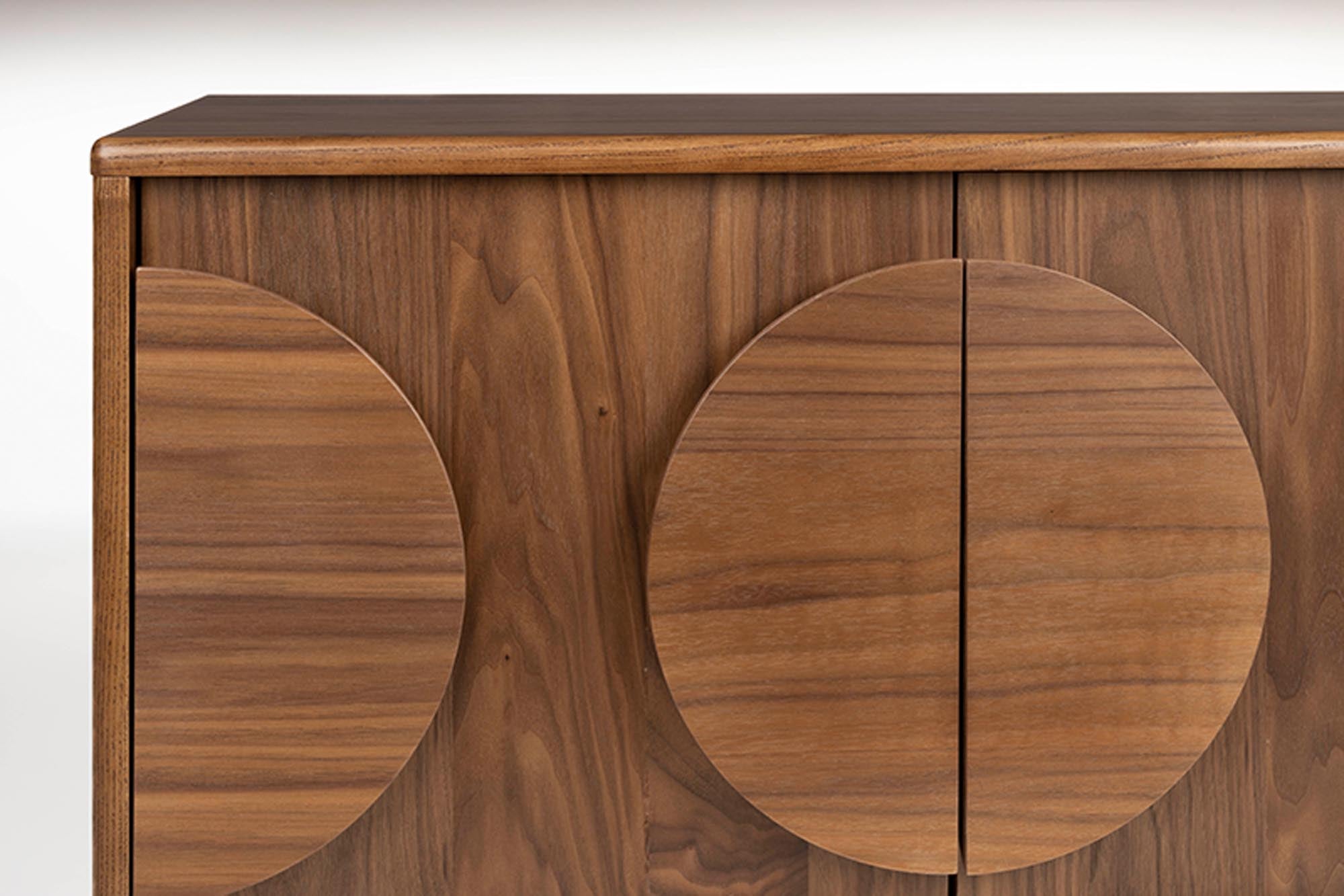 Stilvolles Sideboard Groove von Zuiver mit 2 Türen, edlem Walnussfurnier und stabilen Eschenbeinen. Perfekt für jedes Zuhause!