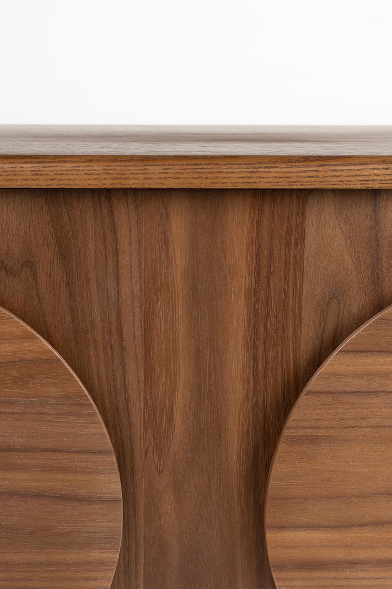 Elegantes Sideboard Groove von Zuiver: Walnussfurnier, Eschenbeine, viel Stauraum, ideal für Wohnzimmer und Essbereich.
