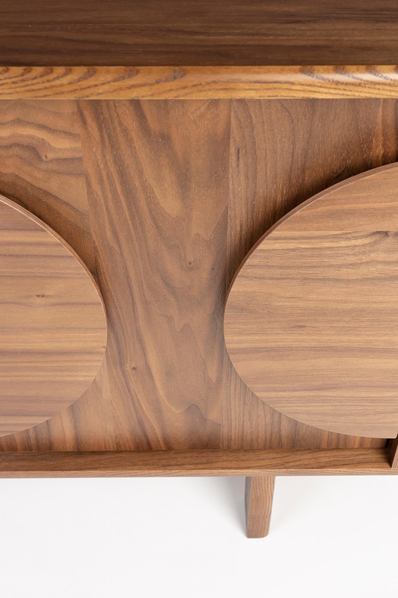 Elegantes Sideboard Groove mit 3 Türen aus Eiche für modernen Stil.