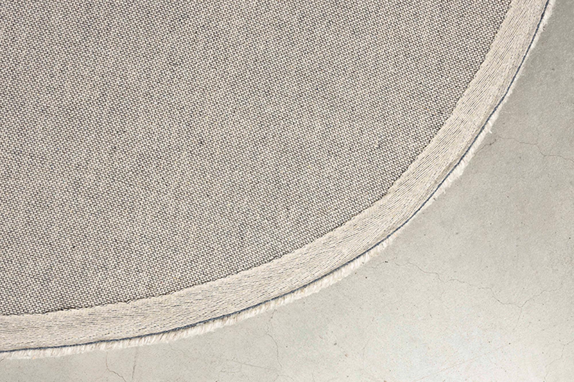 Teppich Forms von Zuiver: Eleganter, robuster Wollteppich für stilvolle Räume. Pflegeleicht und ideal für Familien und Haustierbesitzer.