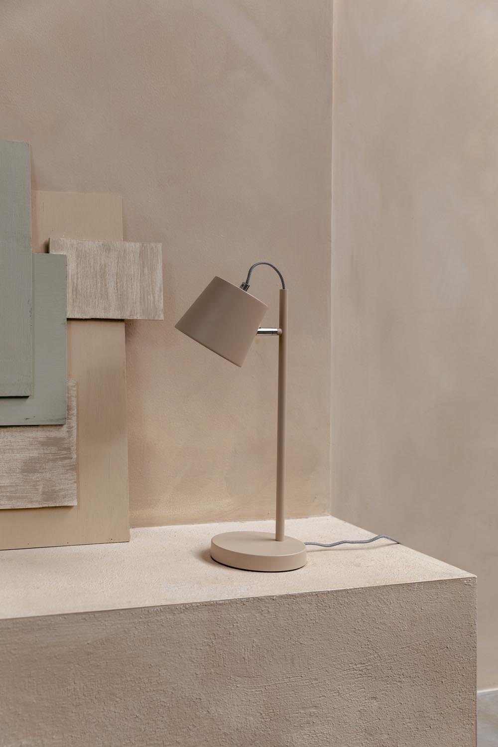 Elegante Tischlampe von Zuiver mit neigbarem Schnallenkopf. Ideal für gezielte Beleuchtung und stilvolle Akzente in jedem Raum.