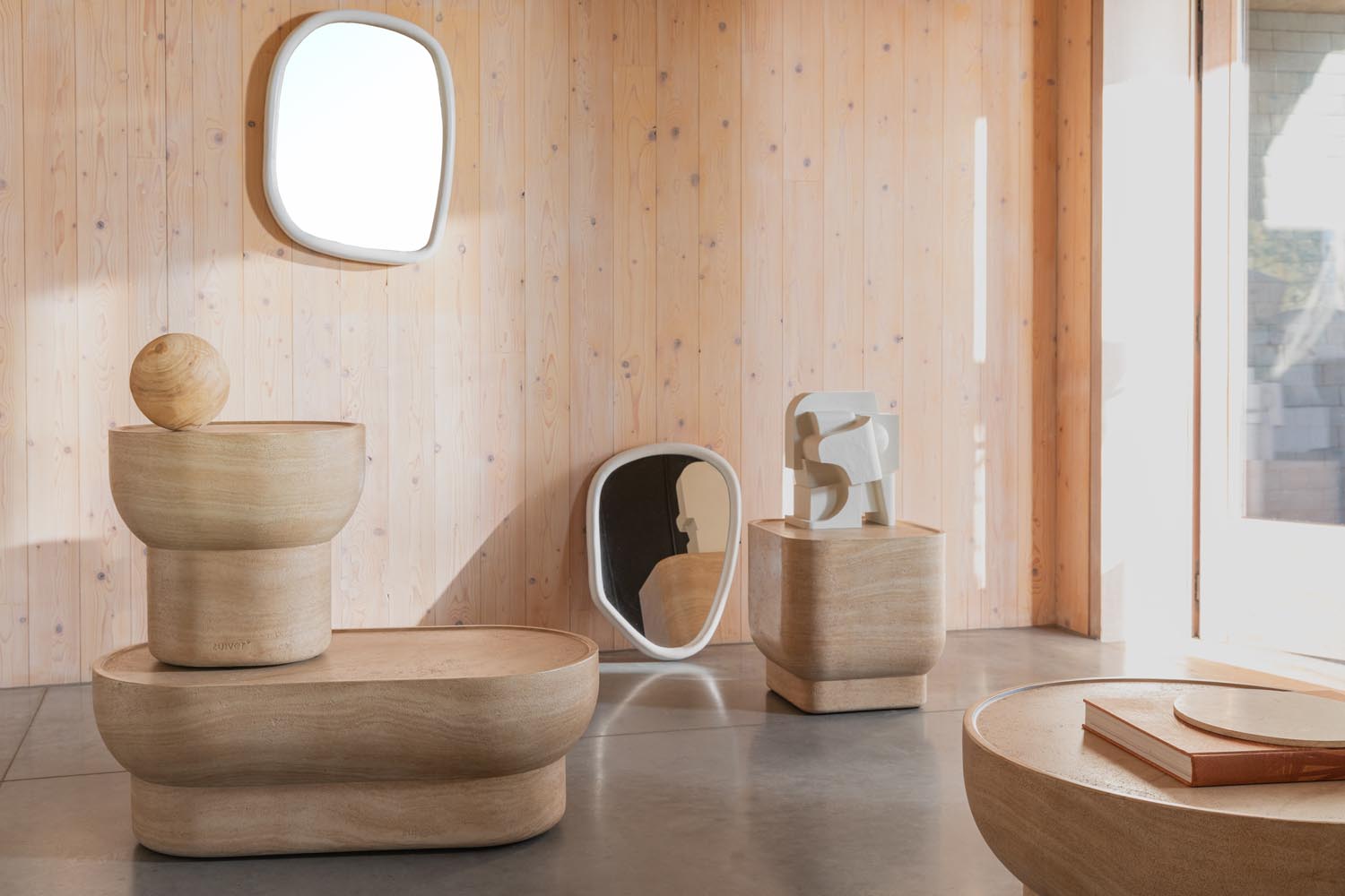 Ovaler Couchtisch von Zuiver aus edlem Travertin. Minimalistisches Design für zeitlose Eleganz in jedem Raum.