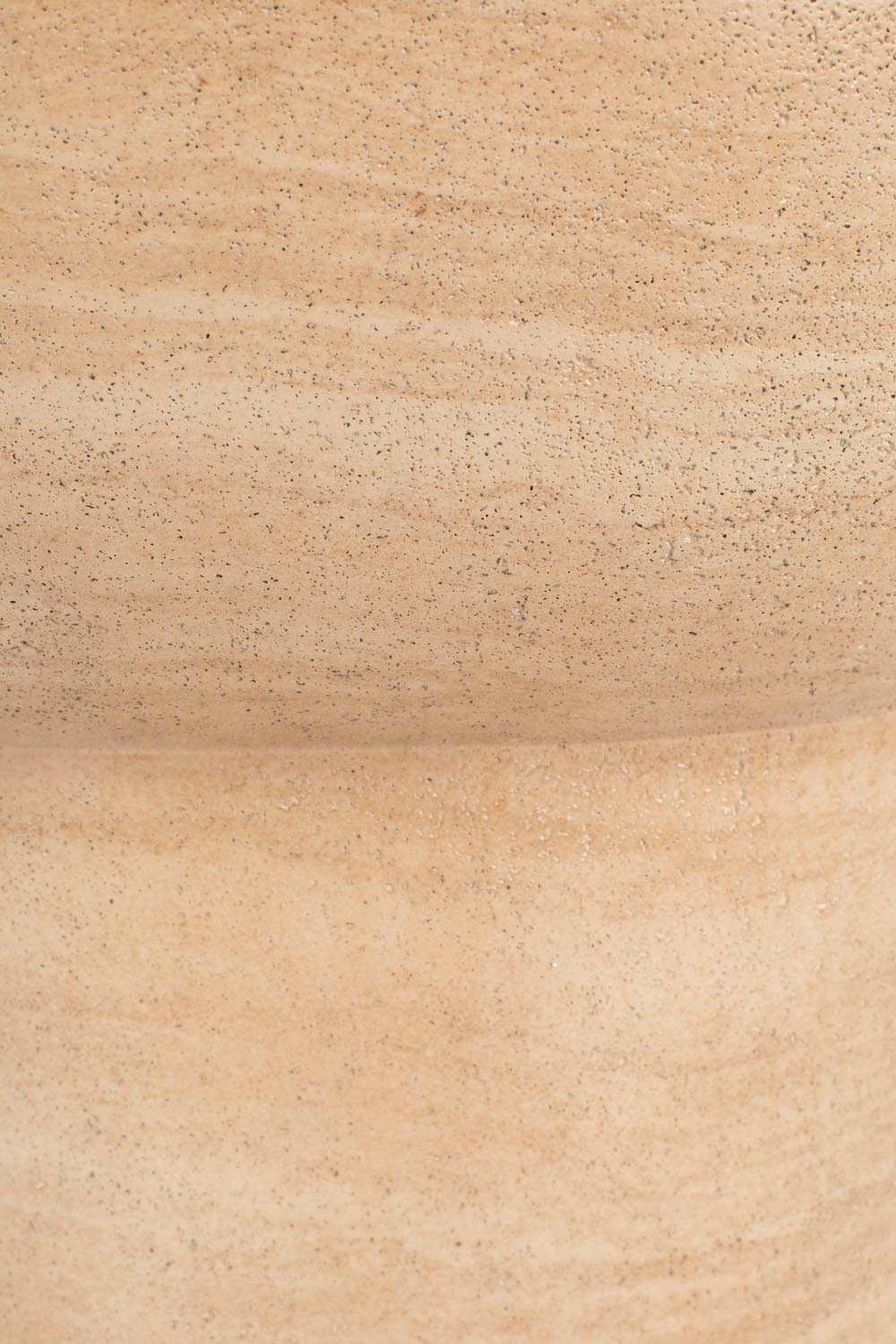 Luxuriöser Zuiver Tisch: Zeitloses Design für stilvolle Räume.