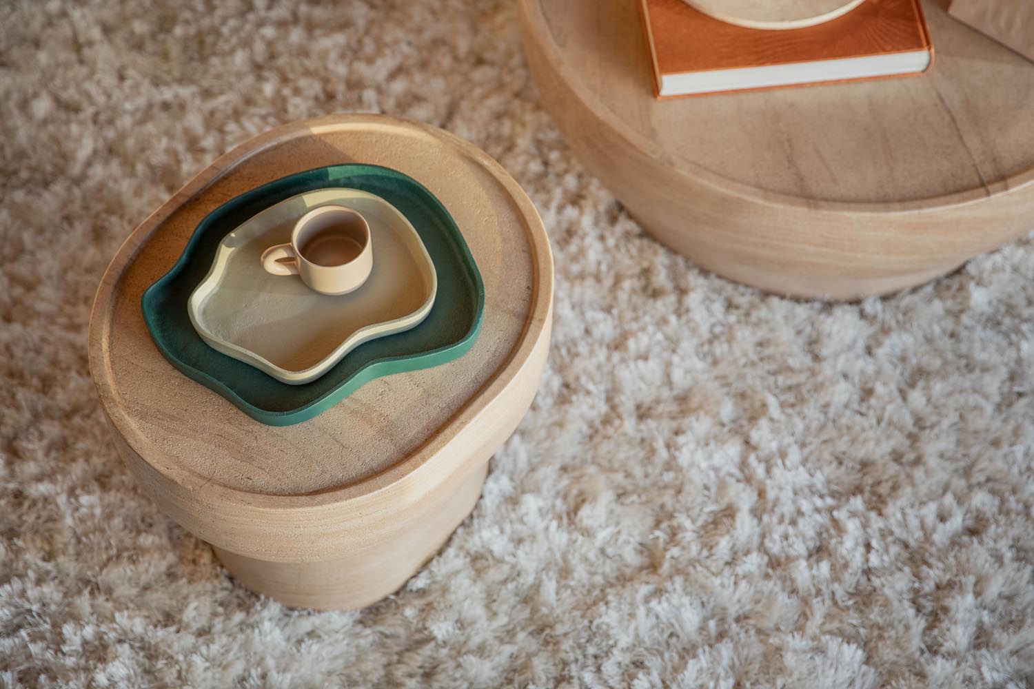 Edler ovaler Beistelltisch von Zuiver aus hochwertigem Travertin. Minimalistisch und einzigartig, perfekt für stilvolle Wohnräume.