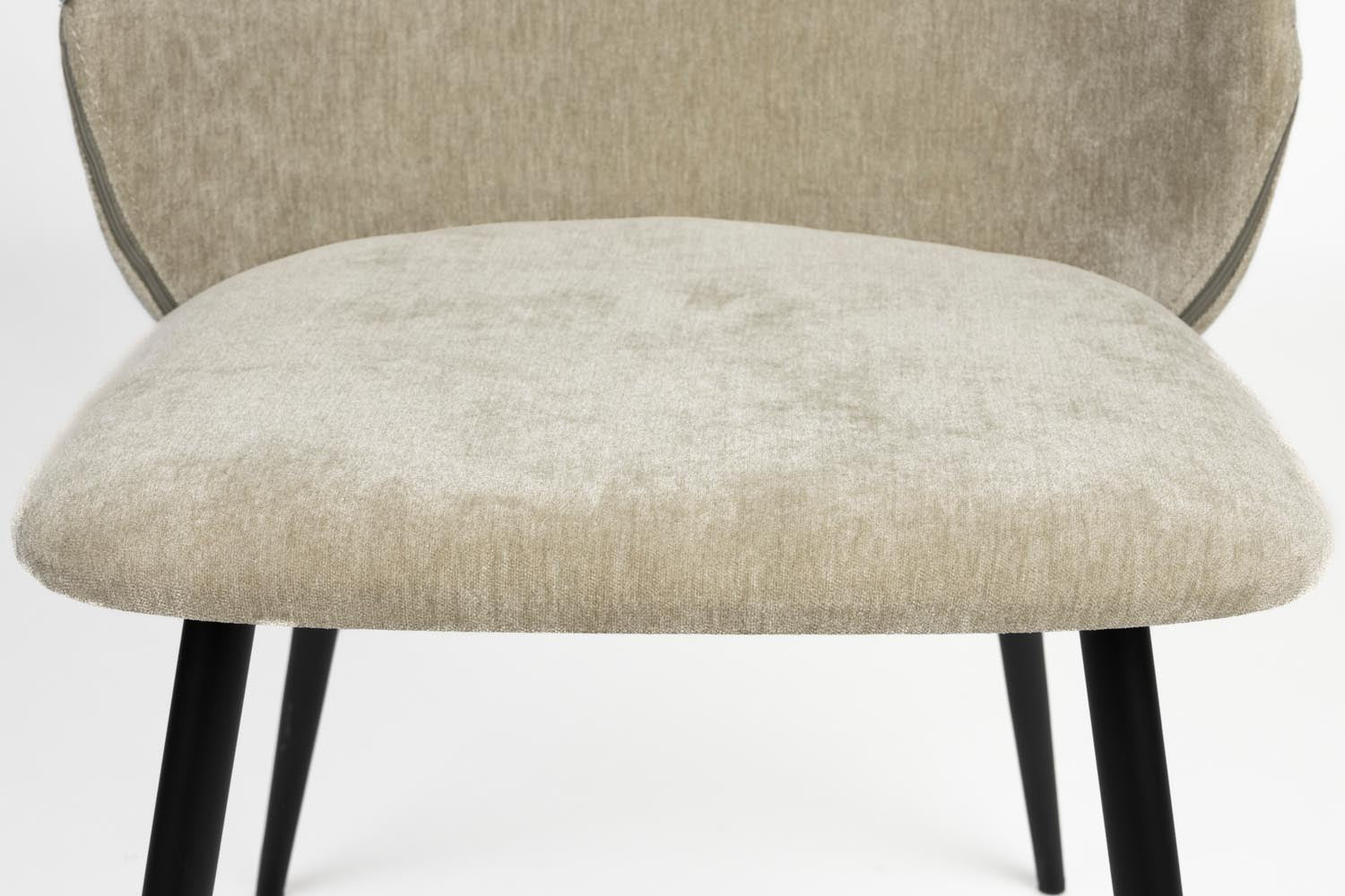 Erleben Sie den Cozy Stuhl von Zuiver: Hochwertige Materialien, elegantes Design und optimaler Komfort für jeden Raum.