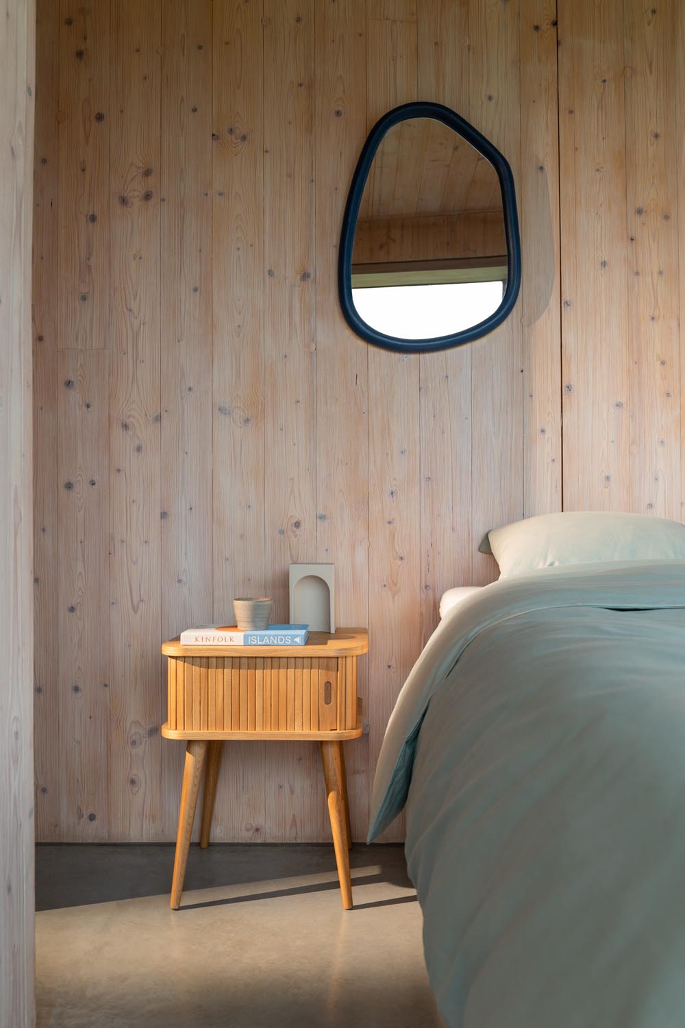 Zuiver Looks Mirror S: Eleganter Spiegel mit natürlichem Holzrahmen.