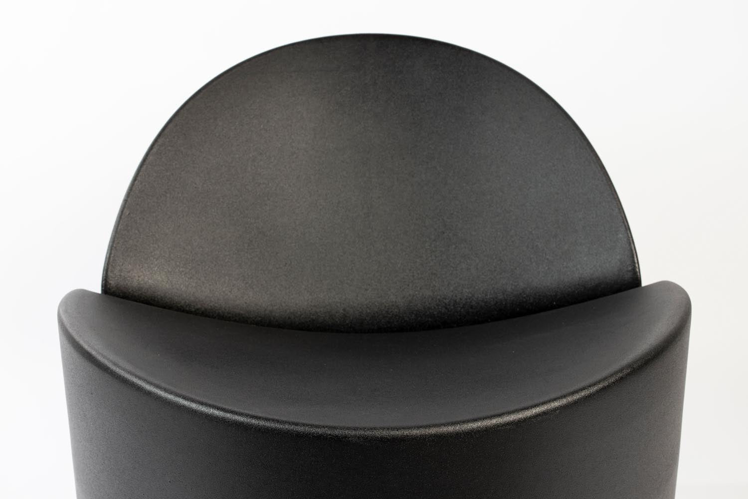 Entdecke den Bloom Loungesessel von Zuiver: Ein einzigartiges Design aus recyceltem Plastikmüll, das Schönheit und Umweltbewusstsein vereint.