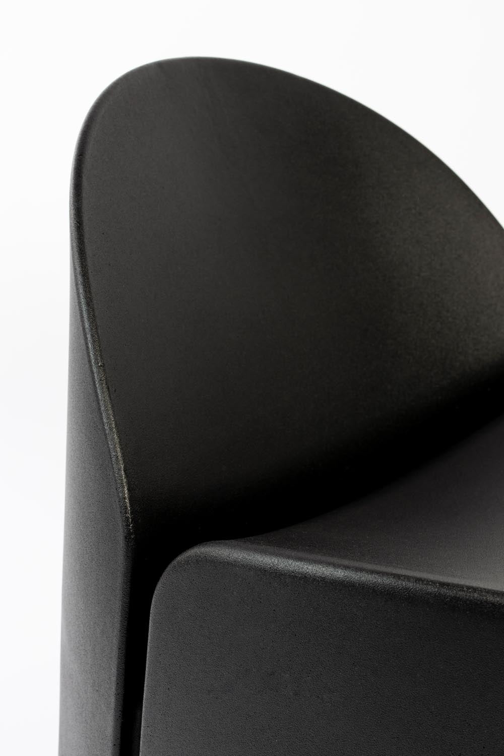 Erlebe den Bloom Loungesessel von Zuiver: Stilvolles Design aus 100% recyceltem Plastikmüll, das Nachhaltigkeit und Eleganz vereint.