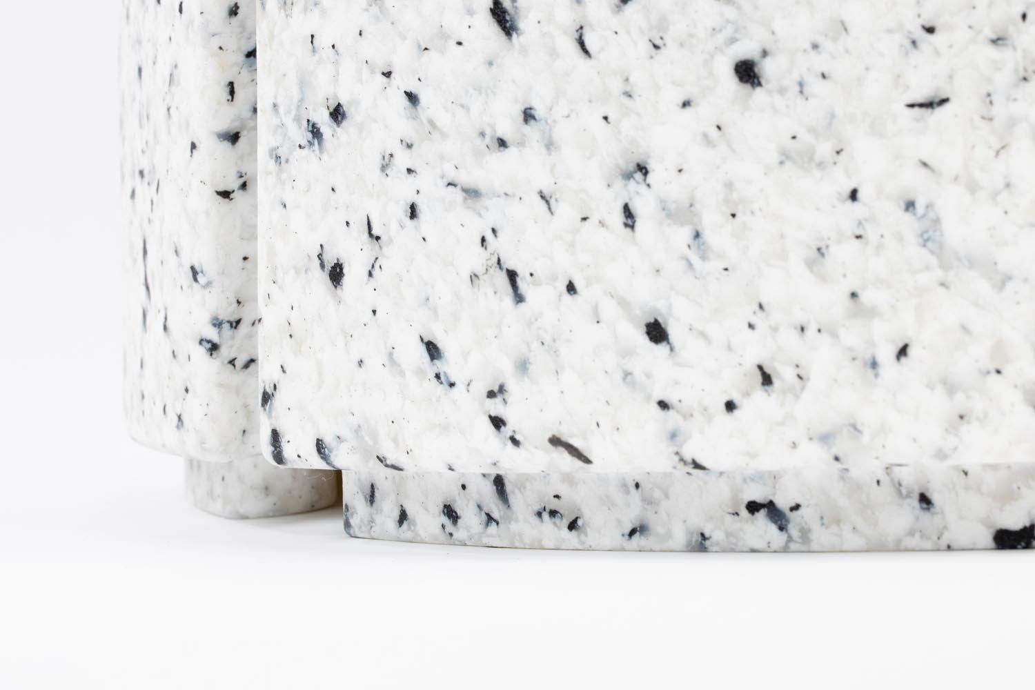 Bloom Loungesessel von Zuiver: Stilvoller Komfort aus 100% recyceltem Plastikmüll, inspiriert von Granit- und Terrazzo-Optik.