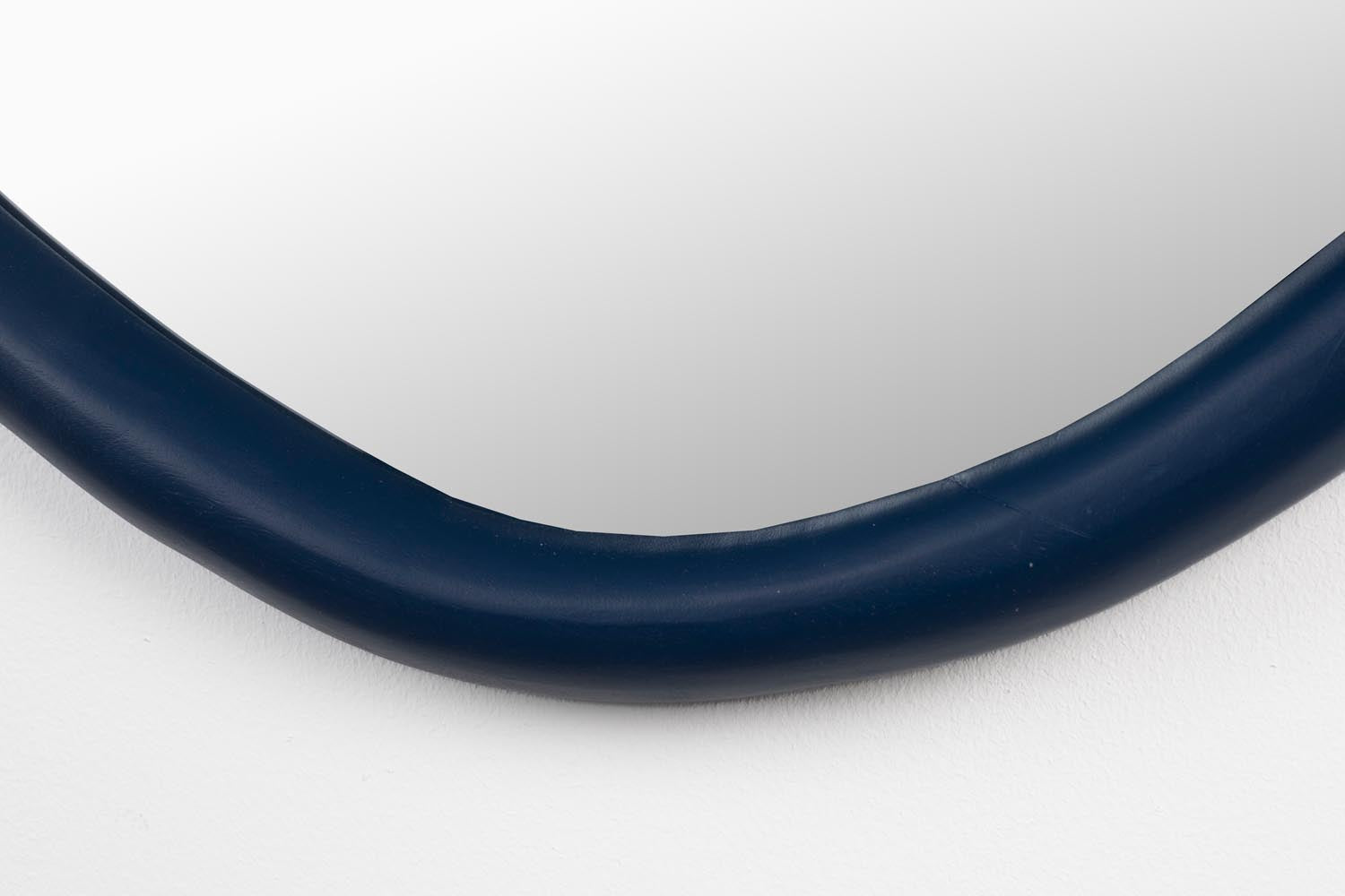 Runder Looks Mirror M von Zuiver: Ein einzigartiger Mangoholz-Spiegel, der Stil und Ruhe in Ihr Zuhause bringt.