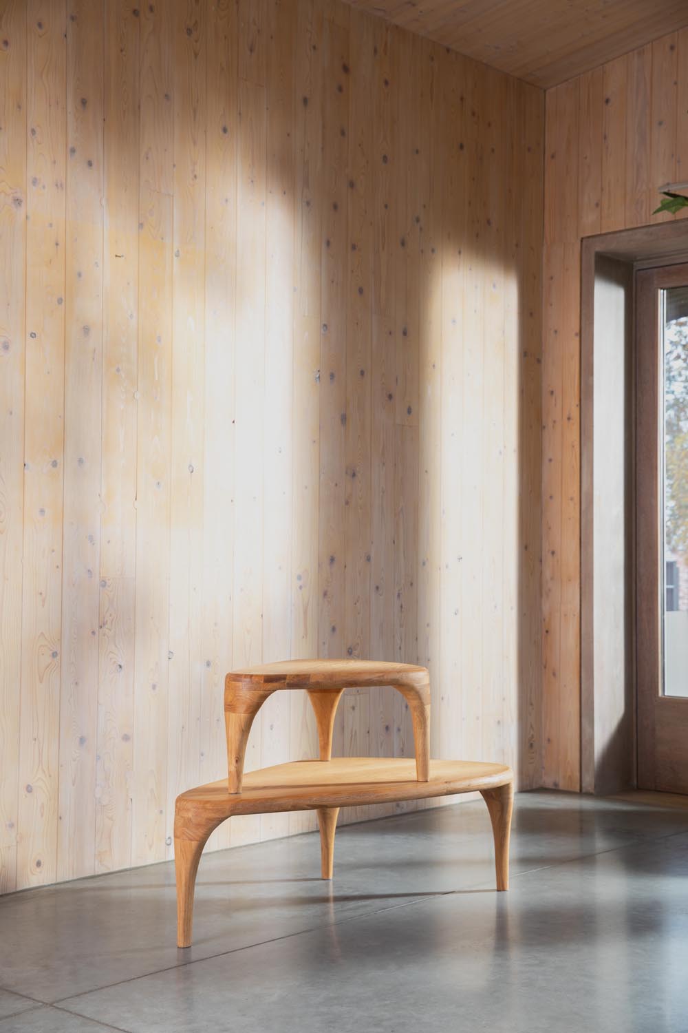 Elegantes 2er Set Isla Couchtische aus Gummibaumholz, vereint natürliche Schönheit und modernes Design für Ihr Zuhause.