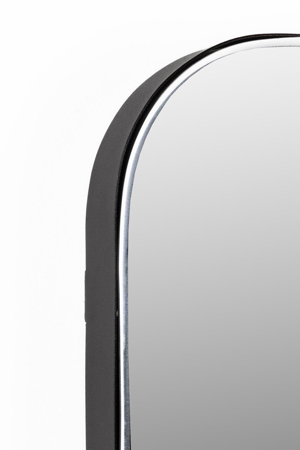 Glamour Spiegel von Zuiver: Ein luxuriöses Statement-Piece mit facettierten Kanten und hochwertigem Metallrahmen für stilvolle Räume.