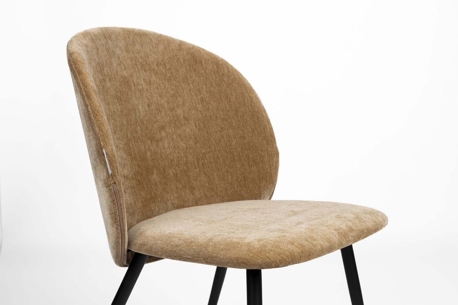 Entdecken Sie den Cozy Stuhl von Zuiver – stilvolles Design und optimaler Komfort für Ihr Zuhause. Vielseitig und einladend!