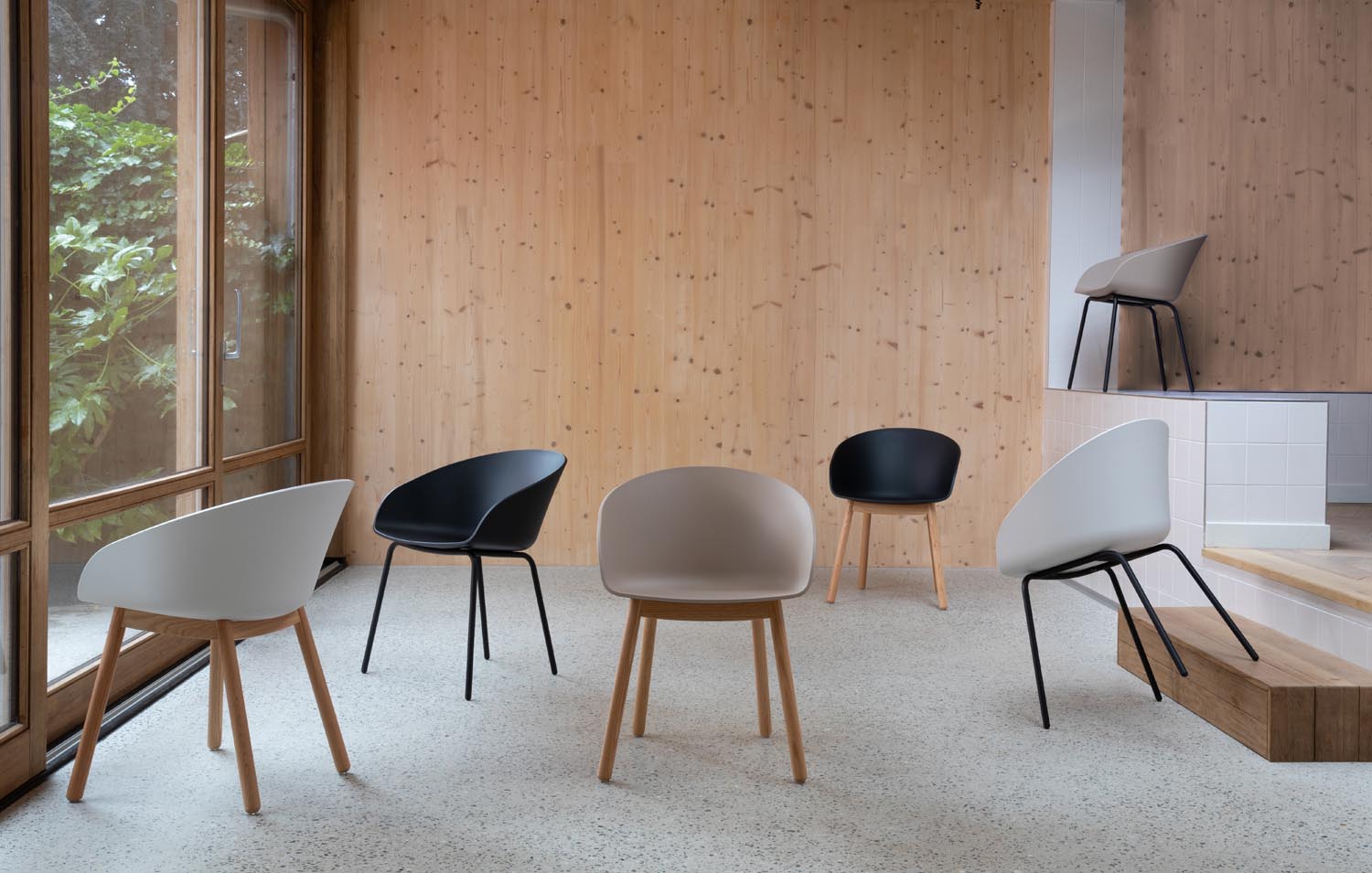 Sessel Void Eiche: Modernes Design trifft auf skandinavische Schlichtheit.