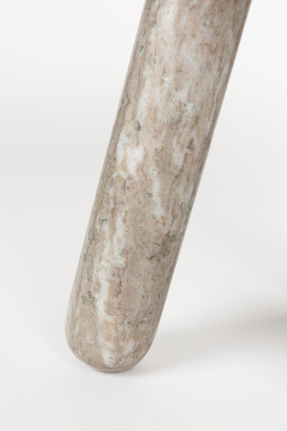 Eleganter Cosmopolitan Beistelltisch aus braunem Marmor, ideal als Nachttisch oder Ablagefläche. Zeitloses Design für jedes Zuhause.