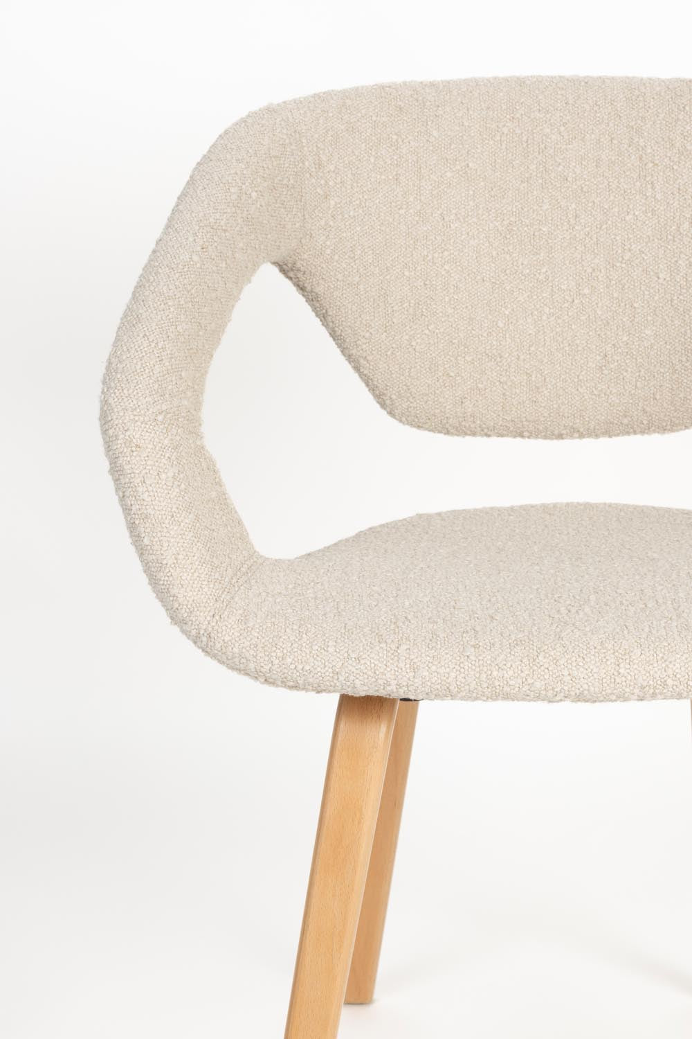 Erleben Sie den Flexback Stuhl Beige von Zuiver – stilvoll, flexibel und perfekt für jeden Raum. Hochwertige Buchenholzstruktur und Bouclé-Polsterung.