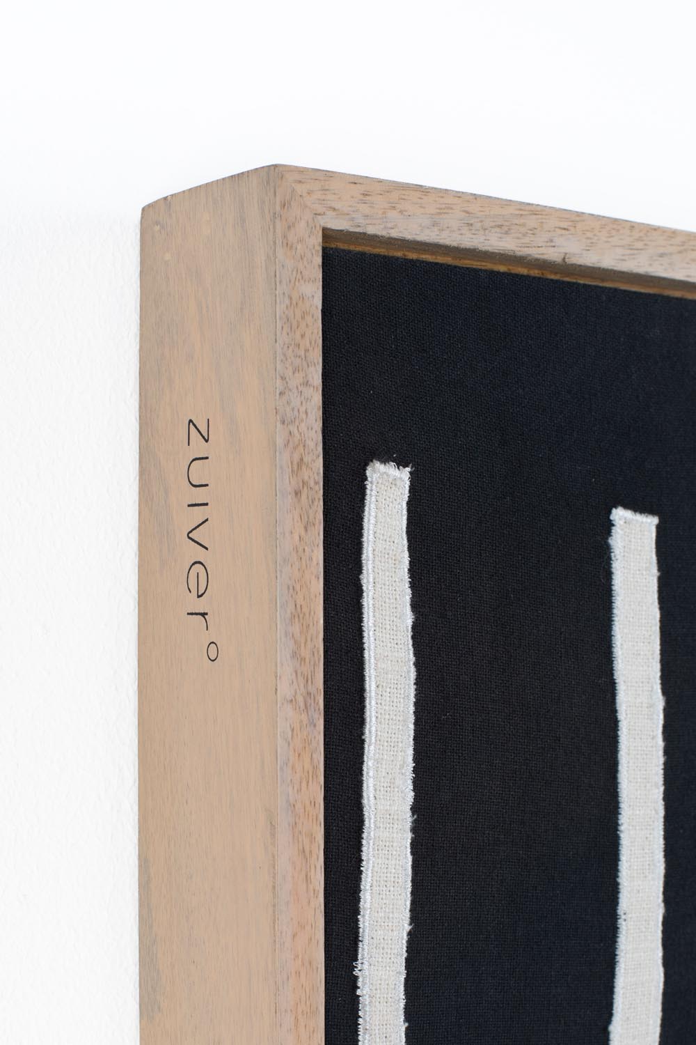 Zuiver Halo: Stilvolle Wandkunst mit einzigartigem Lichtdesign.