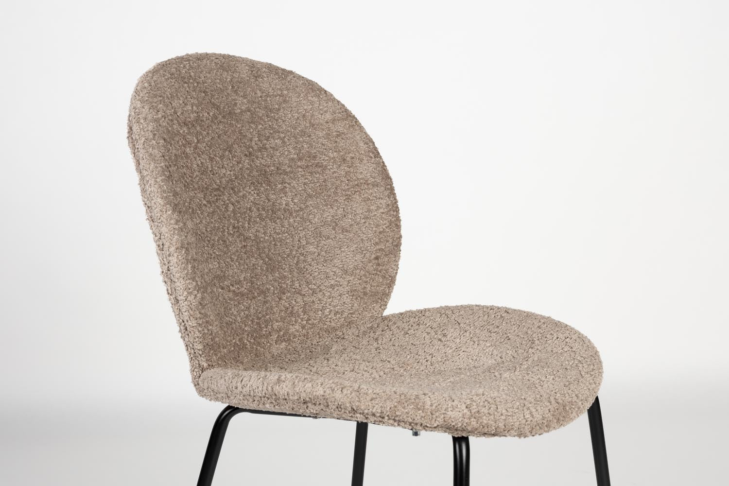 Der Bonnet Stuhl Beige von Zuiver vereint minimalistisches Design mit luxuriösem Teddystoff. Ideal für einladende Esszimmer und stilvolle Akzente.