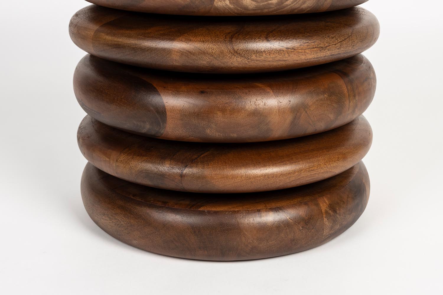 Zuiver Disc Hocker: Modernes Mangoholz für stilvolle Akzente.