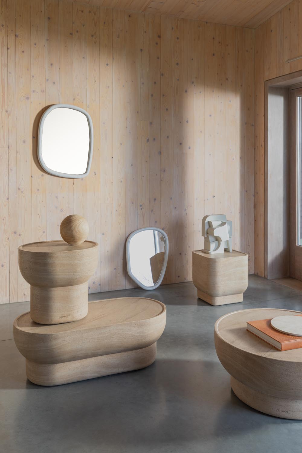 Entdecken Sie den Looks Spiegel S von Zuiver – ein stilvolles Wohnaccessoire aus nachhaltigem Mangoholz, das Eleganz und Funktionalität vereint.