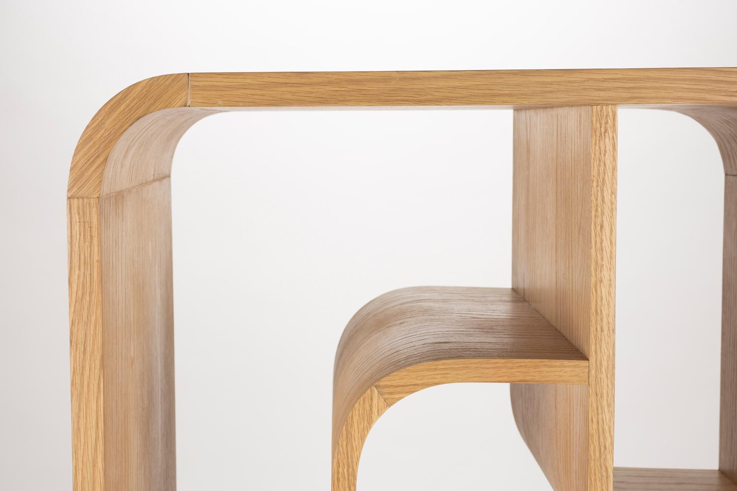 Entdecke das Seven Regal Natur von Zuiver – ein elegantes Möbelstück aus Eichenfurnier, das Wärme und skandinavischen Stil in Dein Zuhause bringt.