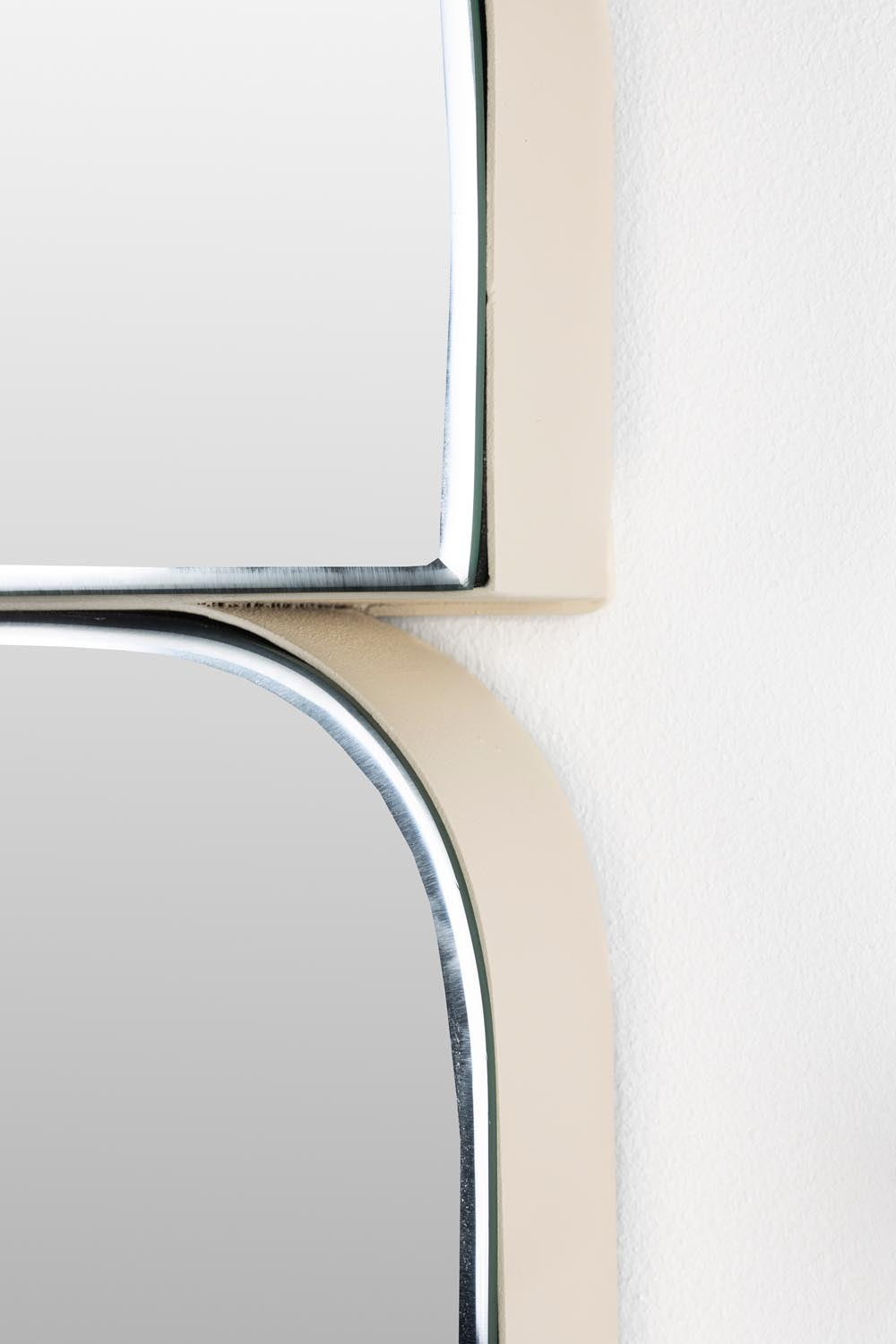 Entdecken Sie den Glamour Spiegel von Zuiver – ein elegantes Design-Highlight mit einzigartiger Spiegelkonstruktion und luxuriösem Metallrahmen.