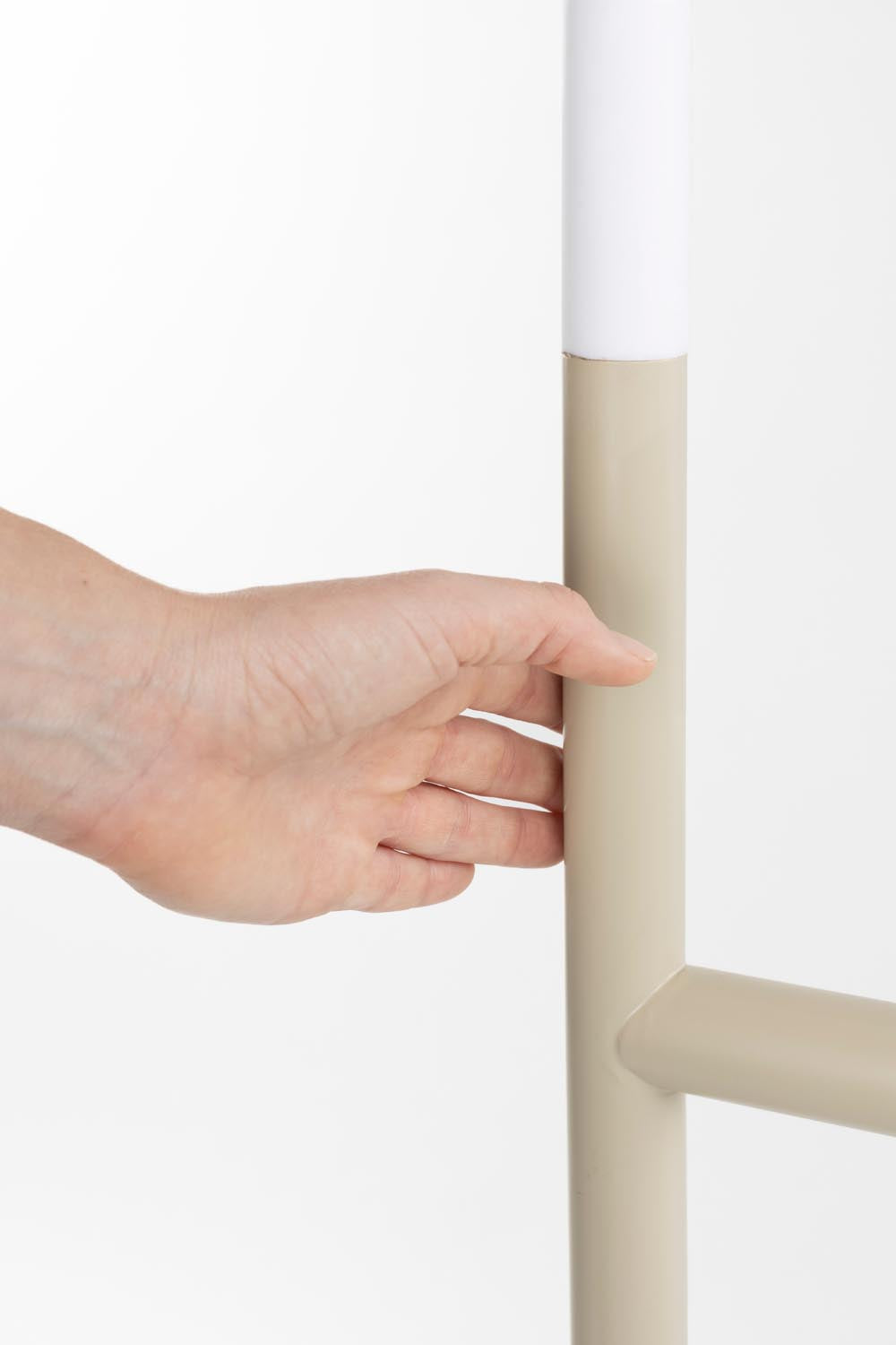 Die Arch Stehlampe von Zuiver vereint antike römische Eleganz mit modernem Industriedesign. Perfekt für jedes stilvolle Zuhause.