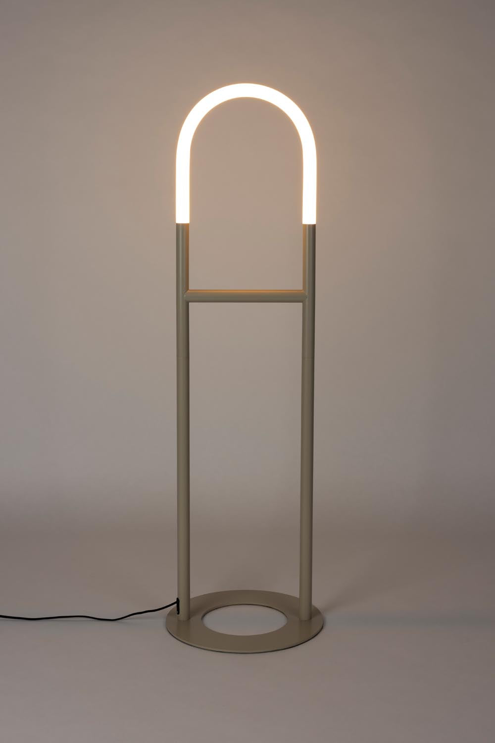 Erleben Sie die Arch Stehlampe von Zuiver: Ein elegantes Design, das antike römische Elemente mit zeitgenössischem Stil vereint und Ihr Zuhause bereichert.