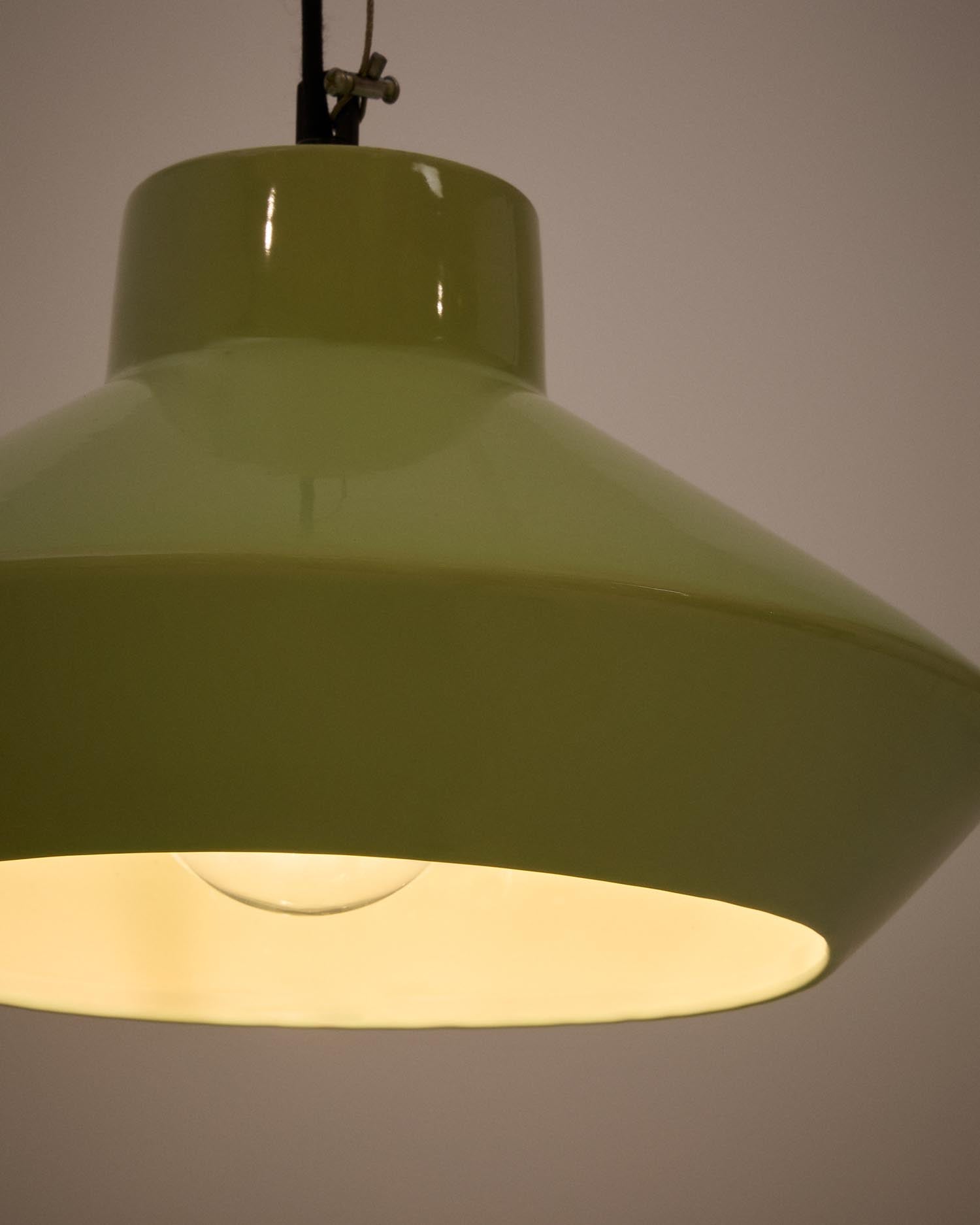 Die Deckenleuchte Portol aus edler, grüner Keramik von Kave Home bringt stilvolle Akzente und warme Beleuchtung in Dein Zuhause.