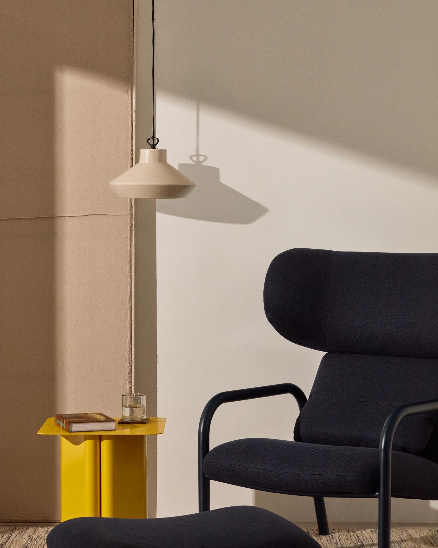 Entdecken Sie die elegante Deckenleuchte Portol aus beiger Keramik von Kave Home. Ideal für stilvolle Akzente in jedem Raum.