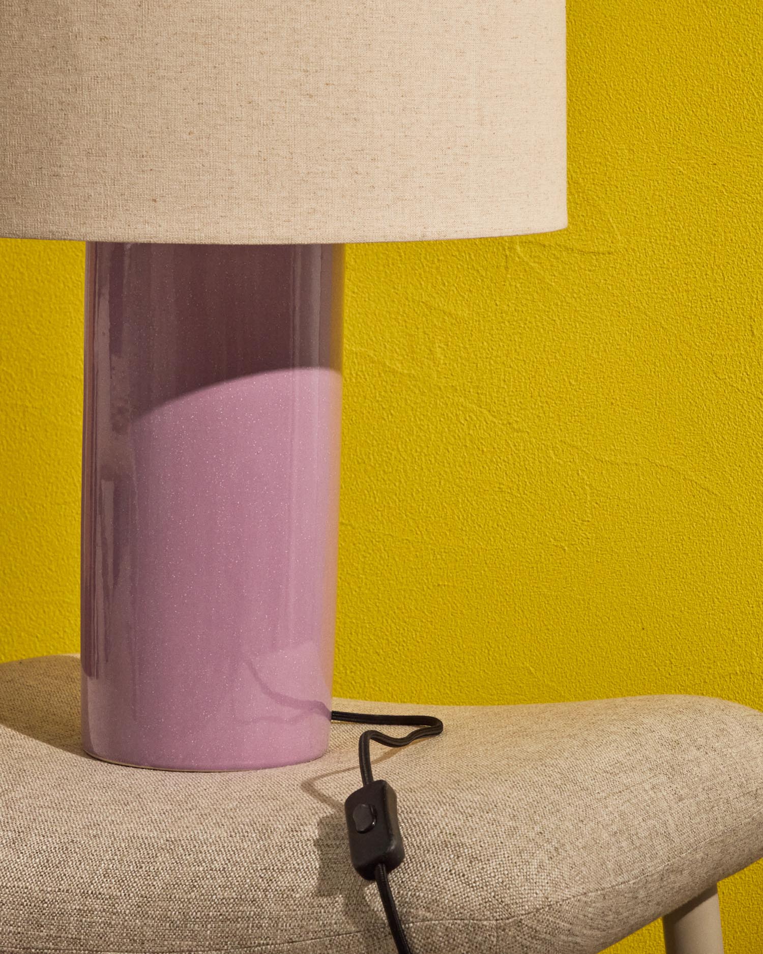 Die Tischlampe Toneric von Kave Home vereint lila Keramik und beigen Baumwollschirm für ein einzigartiges, stilvolles Ambiente in Ihrem Zuhause.