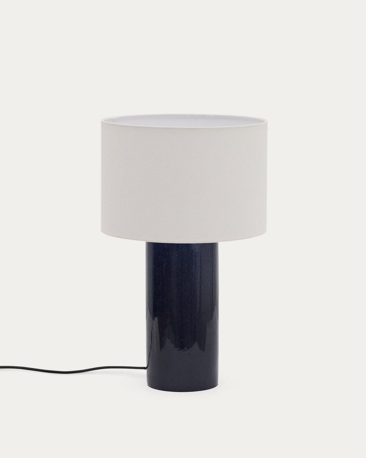 Tischlampe Toneric aus Keramik mit blauem Finish und Baumwolle in Blau präsentiert im Onlineshop von KAQTU Design AG. Tischleuchte ist von Kave Home
