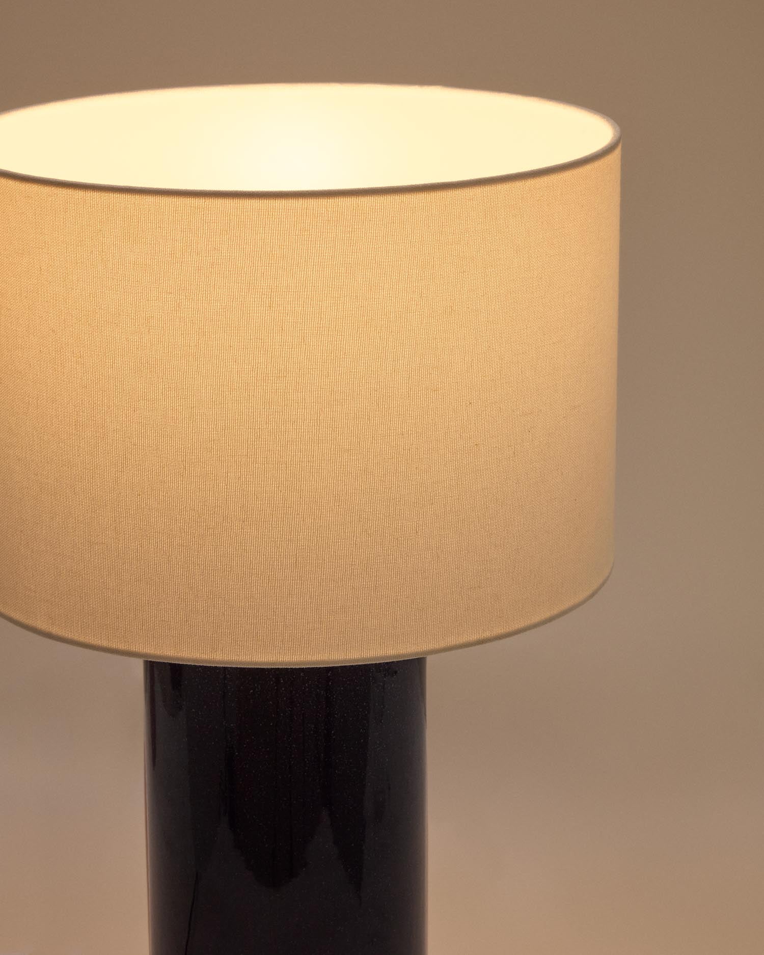 Entdecken Sie die Tischlampe Toneric von Kave Home: Ein stilvolles Design mit blauem Keramiksockel und beigem Baumwollschirm für eine warme Lichtatmosphäre.