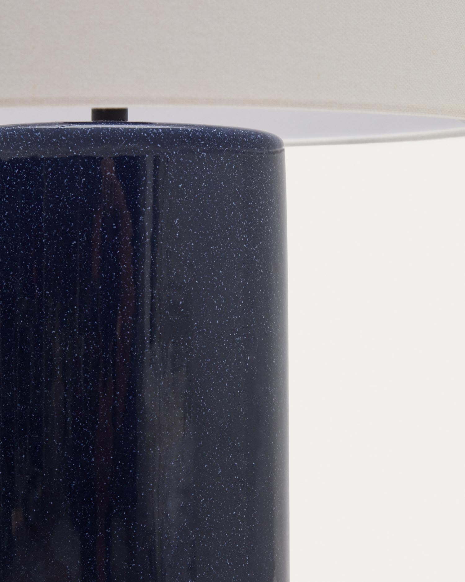 Die Tischlampe Toneric von Kave Home besticht durch ihren edlen blauen Keramiksockel und den warmen Baumwollschirm, ideal für stilvolle Akzente in jedem Raum.