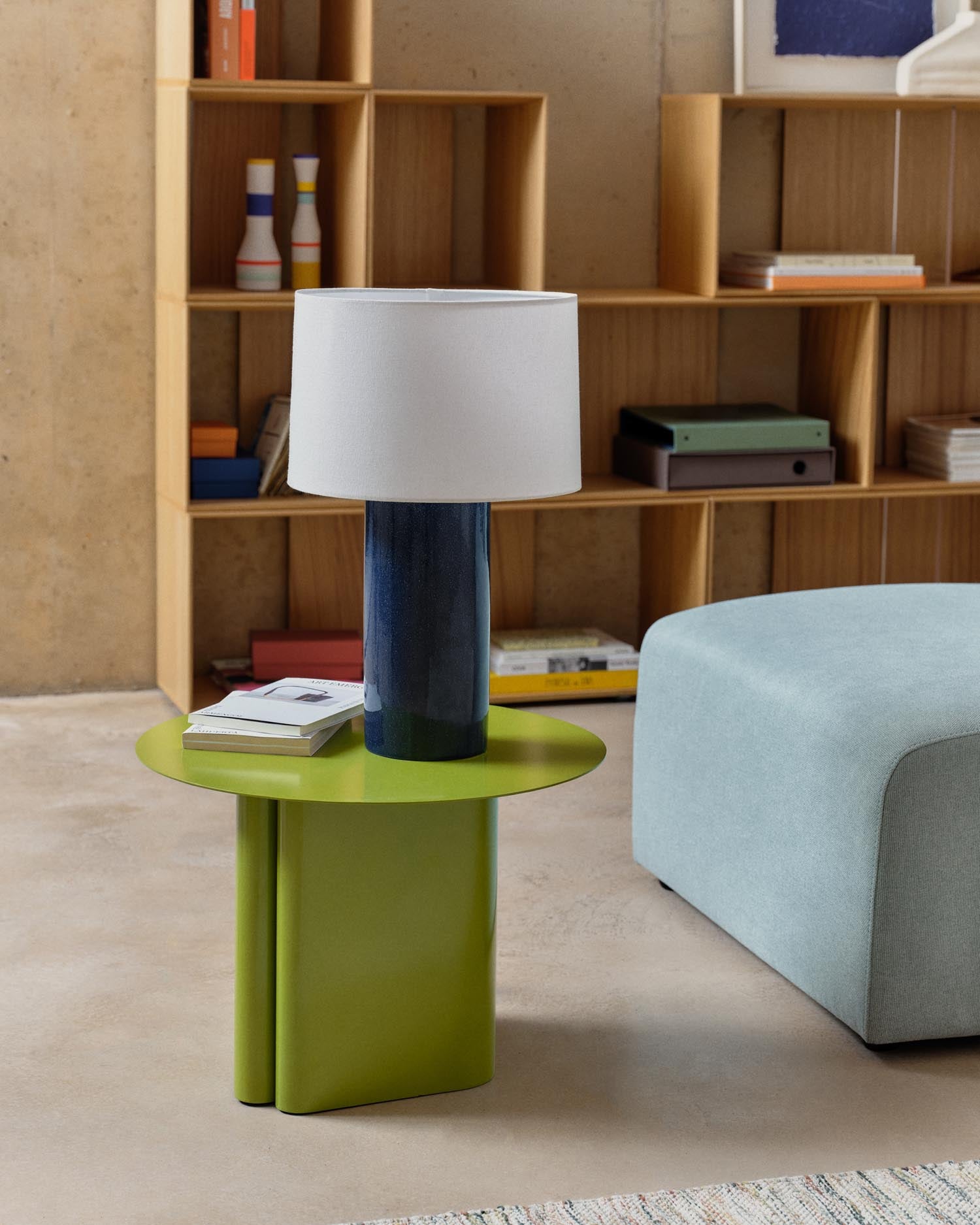 Verleihen Sie Ihrem Zuhause mit der Tischlampe Toneric von Kave Home einen Hauch von Eleganz. Der einzigartige Keramiksockel in Blau und der gemütliche Baumwollschirm schaffen eine einladende Atmosphäre.