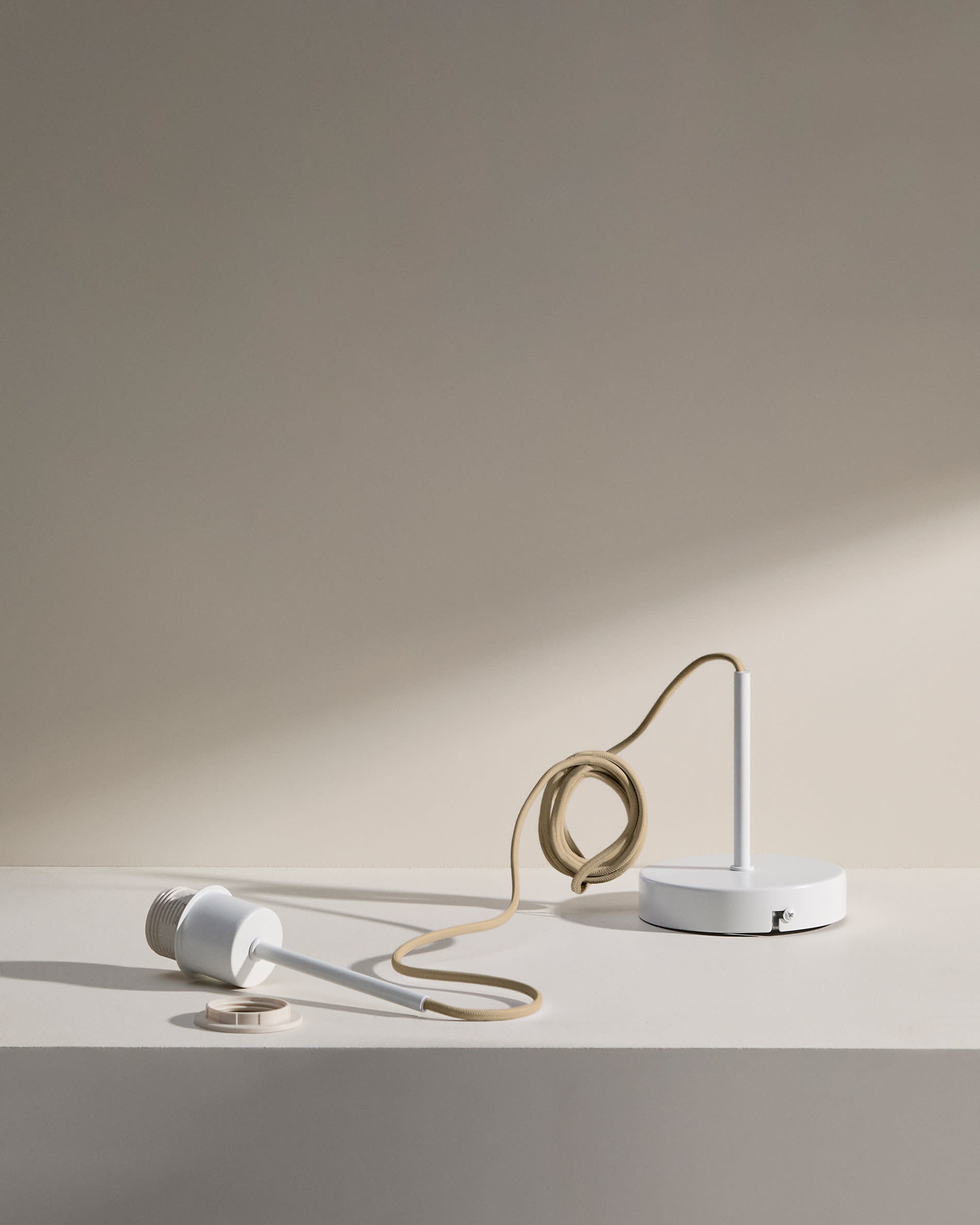 Lampenhalterung Fulvia aus Metall mit weissem Finish 150 m in Weiss präsentiert im Onlineshop von KAQTU Design AG. Kabel / Lampenfassung ist von Kave Home