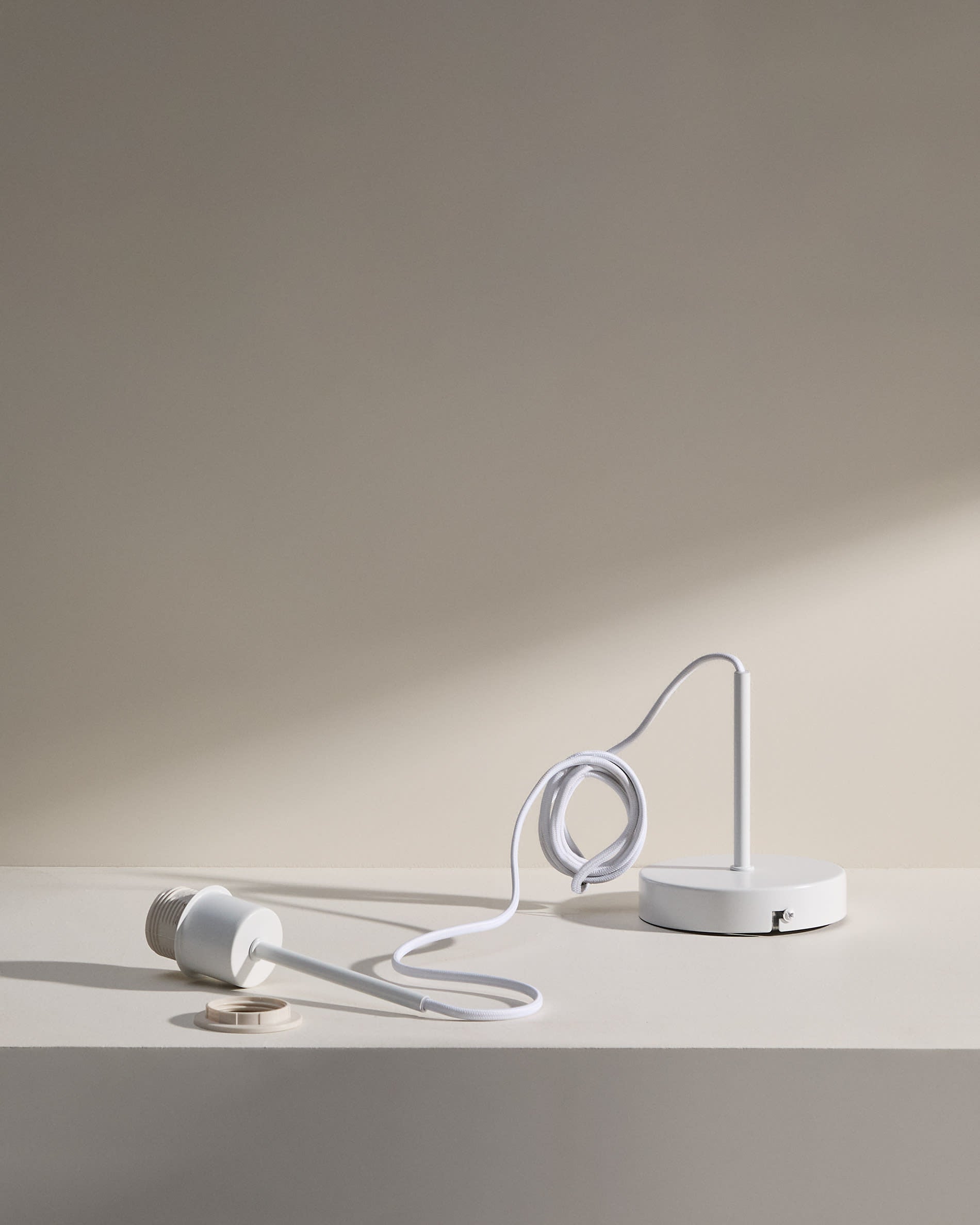 Lampenhalterung Fulvia aus Metall mit weissem Finish 250 cm in Weiss präsentiert im Onlineshop von KAQTU Design AG. Kabel / Lampenfassung ist von Kave Home