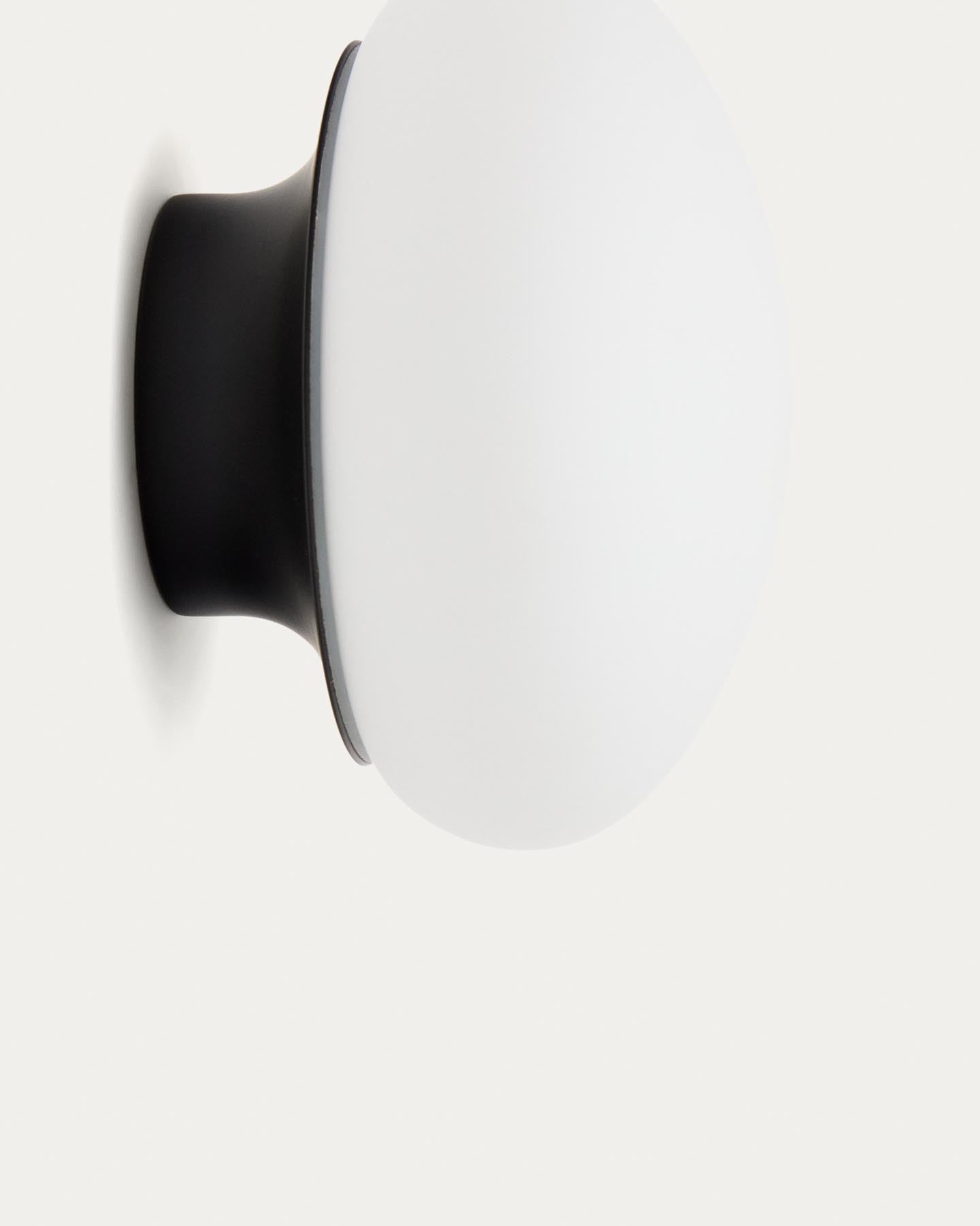 Wandleuchte Bamila aus Rauchglas und schwarzem Metall Ø 15 cm in Schwarz präsentiert im Onlineshop von KAQTU Design AG. Wandleuchte ist von Kave Home