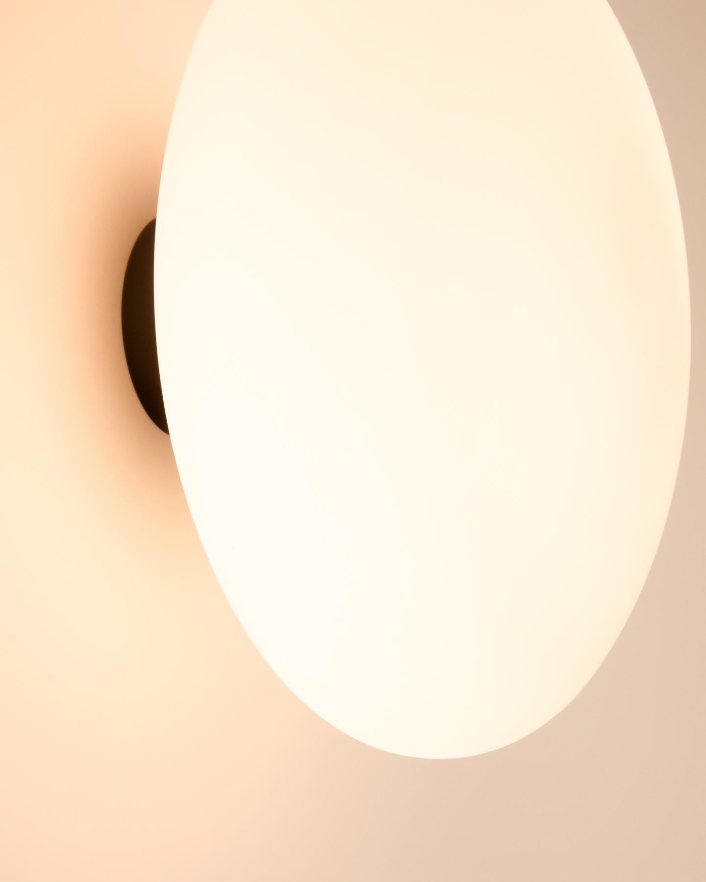 Wandleuchte Bamila aus Rauchglas und schwarzem Metall Ø 25 cm in Schwarz präsentiert im Onlineshop von KAQTU Design AG. Wandleuchte ist von Kave Home