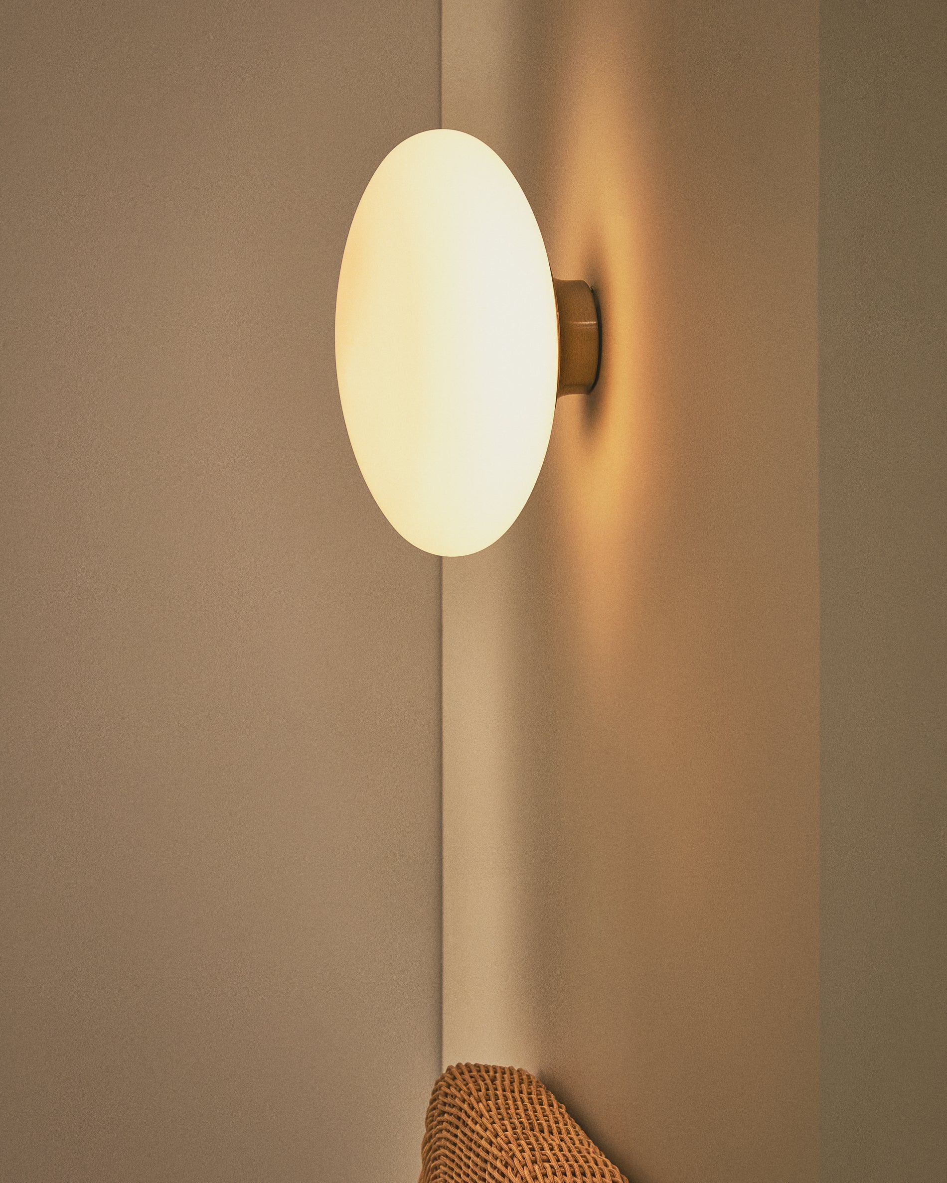 Wandleuchte Bamila aus Rauchglas und Nickel Ø 25 cm in Silber präsentiert im Onlineshop von KAQTU Design AG. Wandleuchte ist von Kave Home